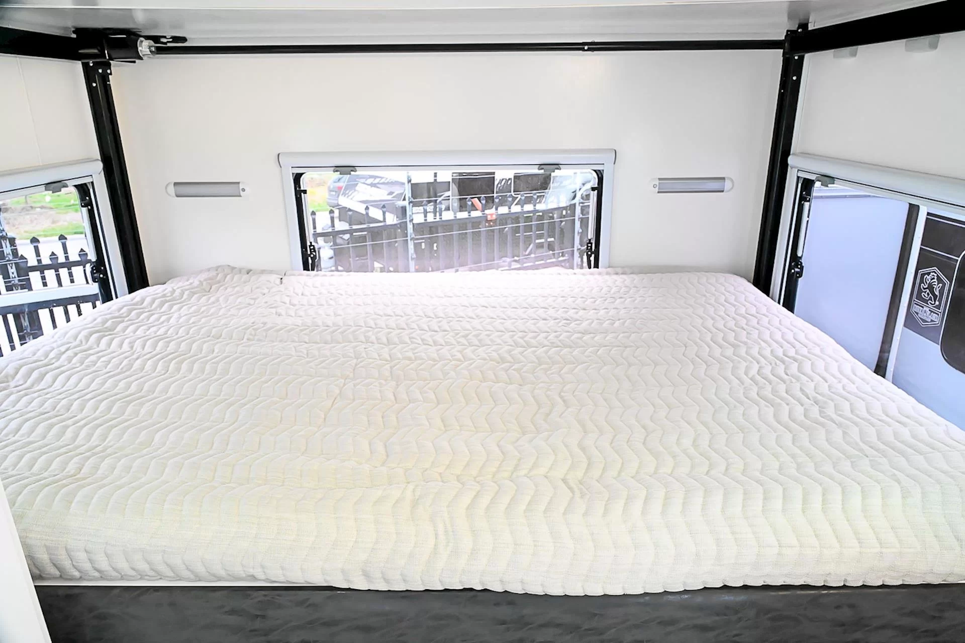 NEW 2025 ROYAL FLAIR Razor XT 17'6-1 caravan