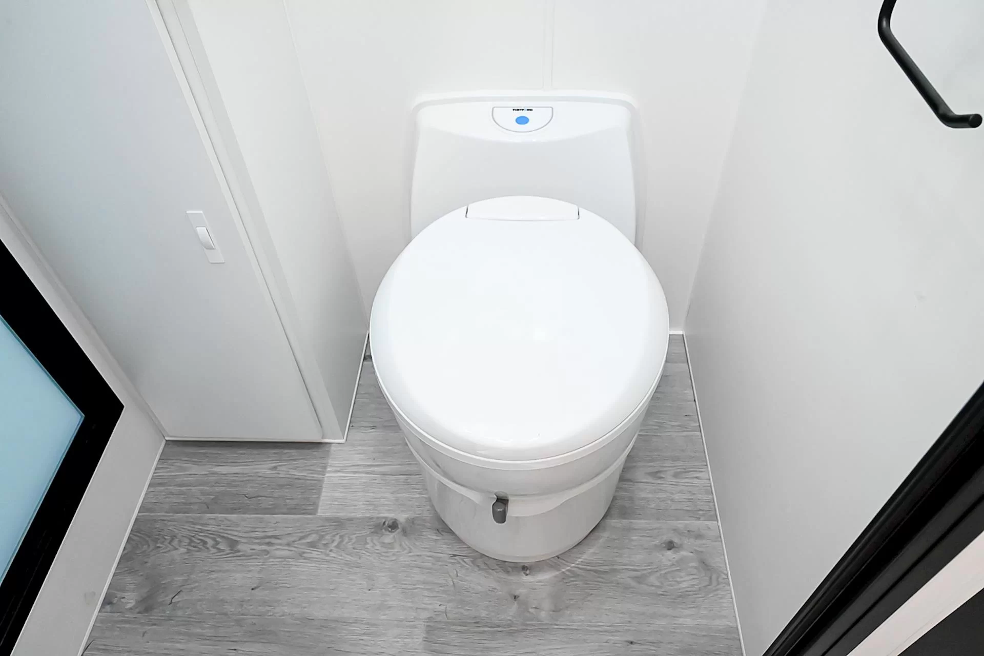 NEW 2025 ROYAL FLAIR Razor XT 17'6-1 caravan