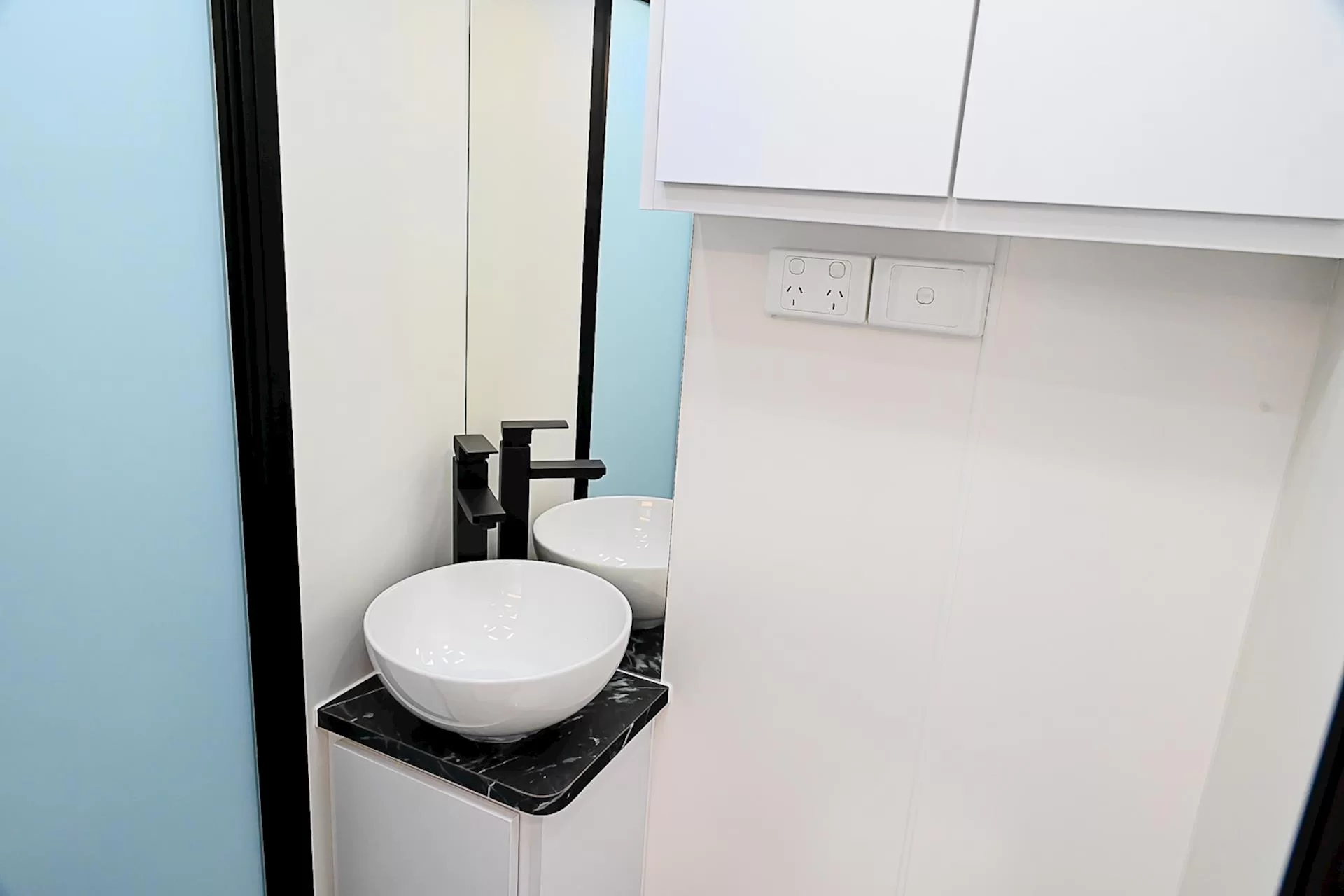 NEW 2025 ROYAL FLAIR Razor XT 17'6-1 caravan