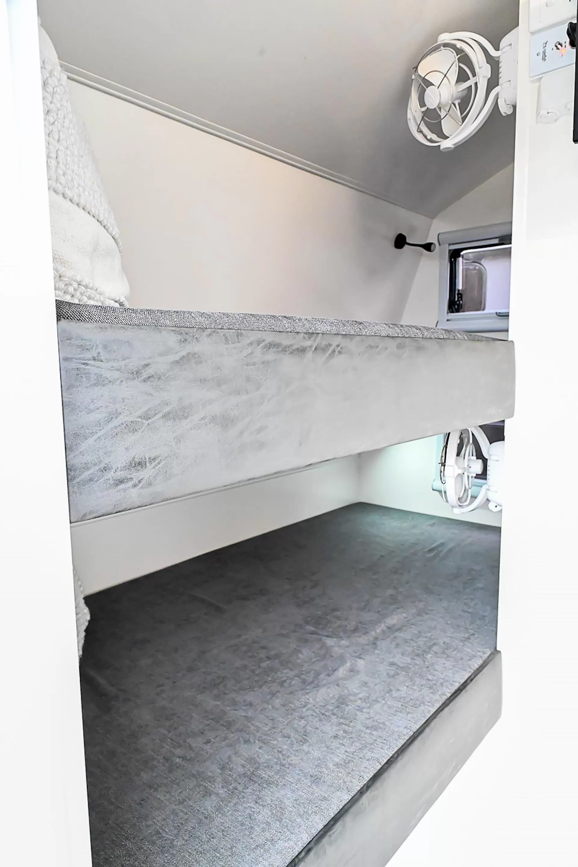 NEW 2025 ROYAL FLAIR Razor XT 17'6-1 caravan