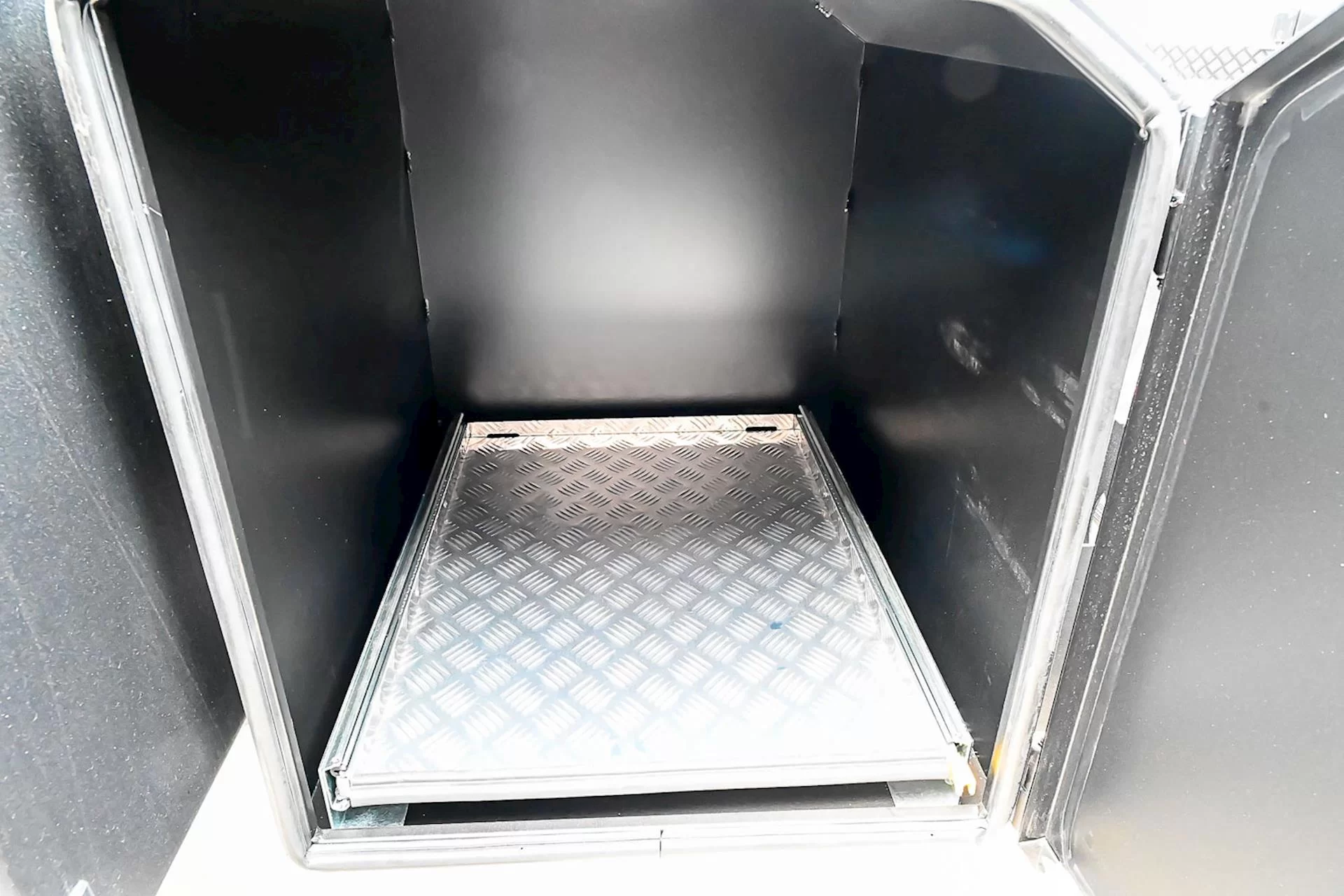 NEW 2025 ROYAL FLAIR Razor XT 17'6-1 caravan