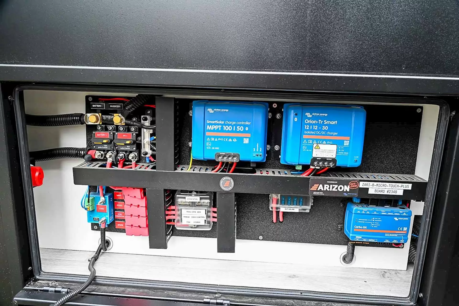 NEW 2025 ROYAL FLAIR Razor XT 17'6-1 caravan