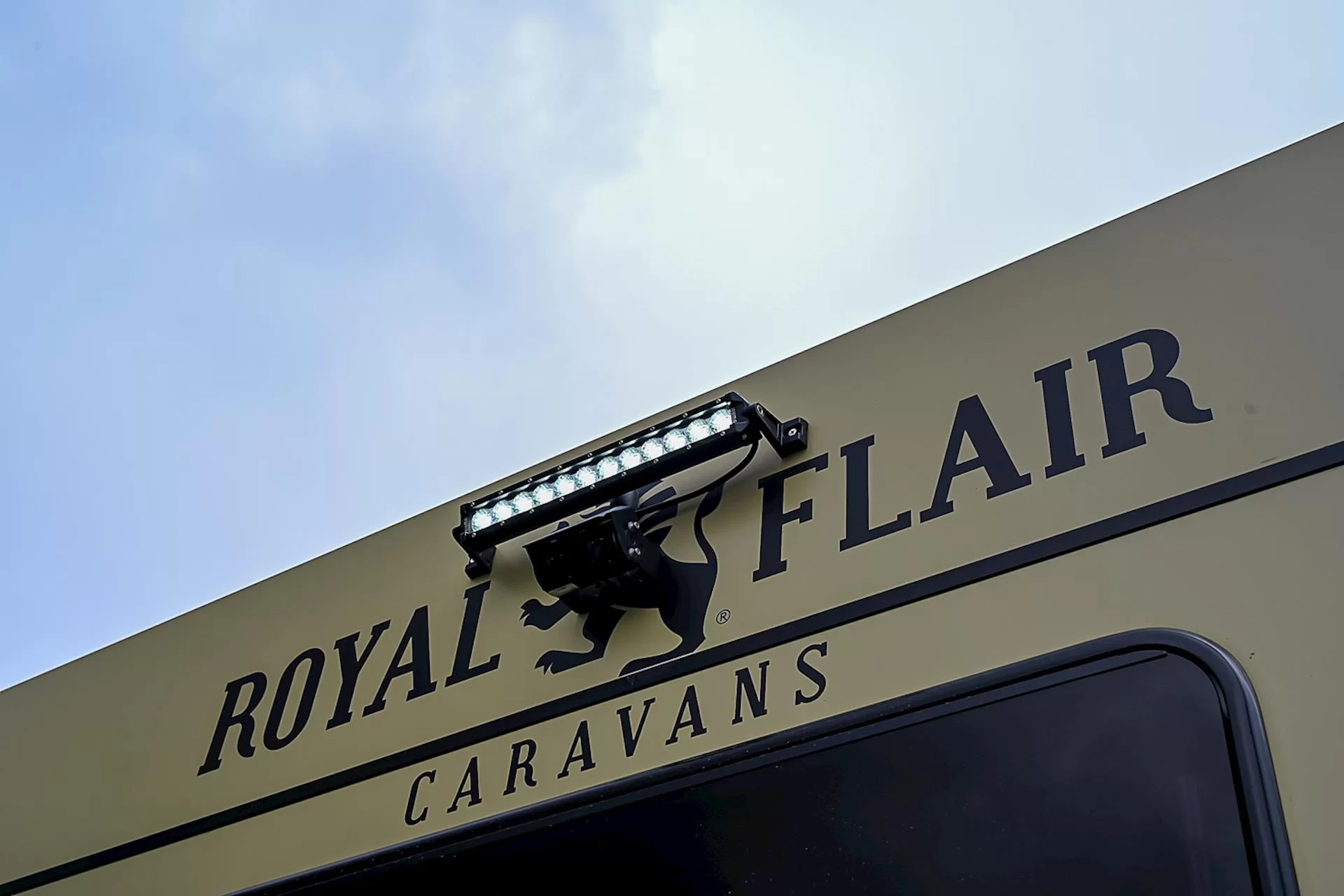 NEW 2025 ROYAL FLAIR Razor XT 17'6-1 caravan