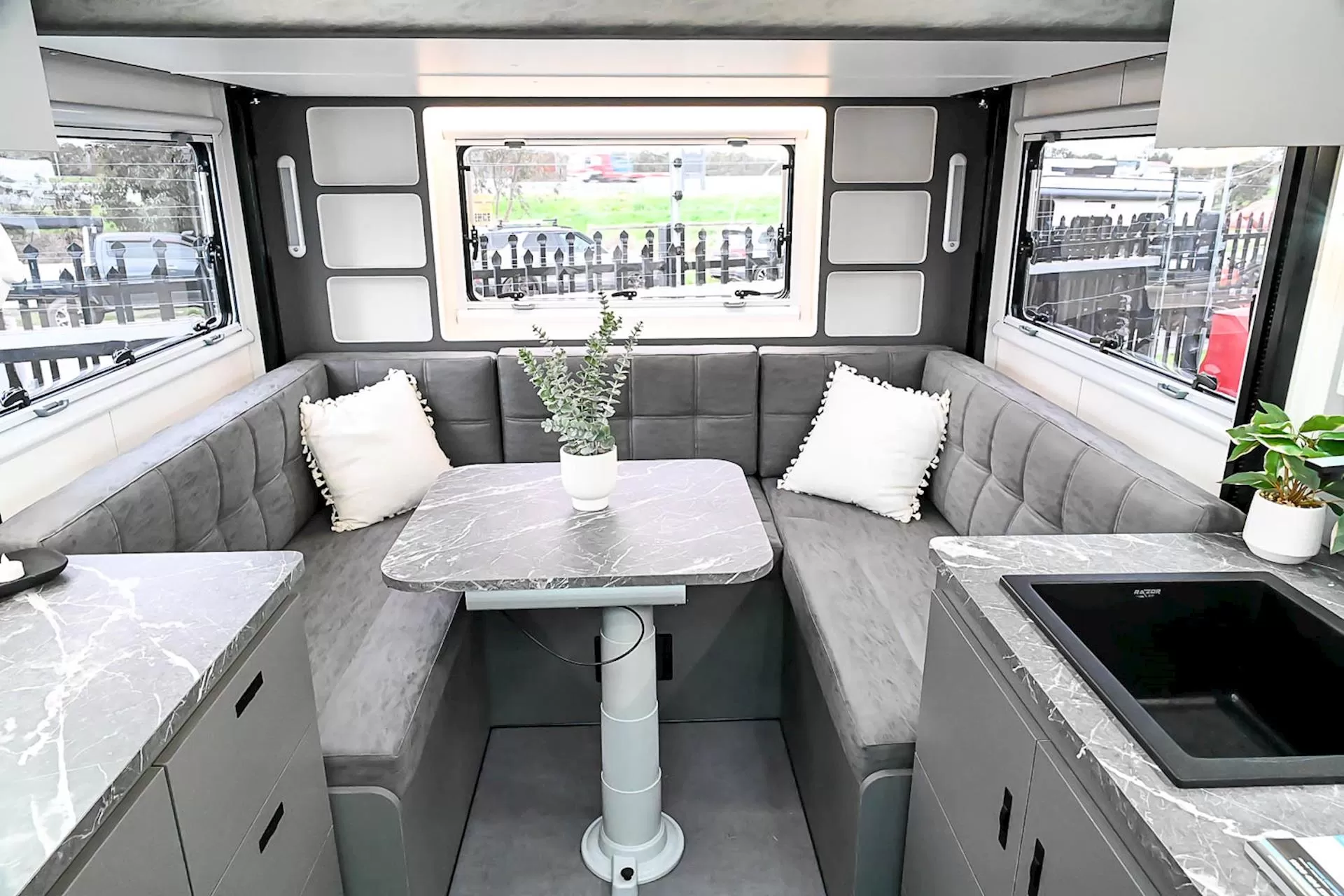 NEW 2025 ROYAL FLAIR Family Flair 19'6-2 caravan