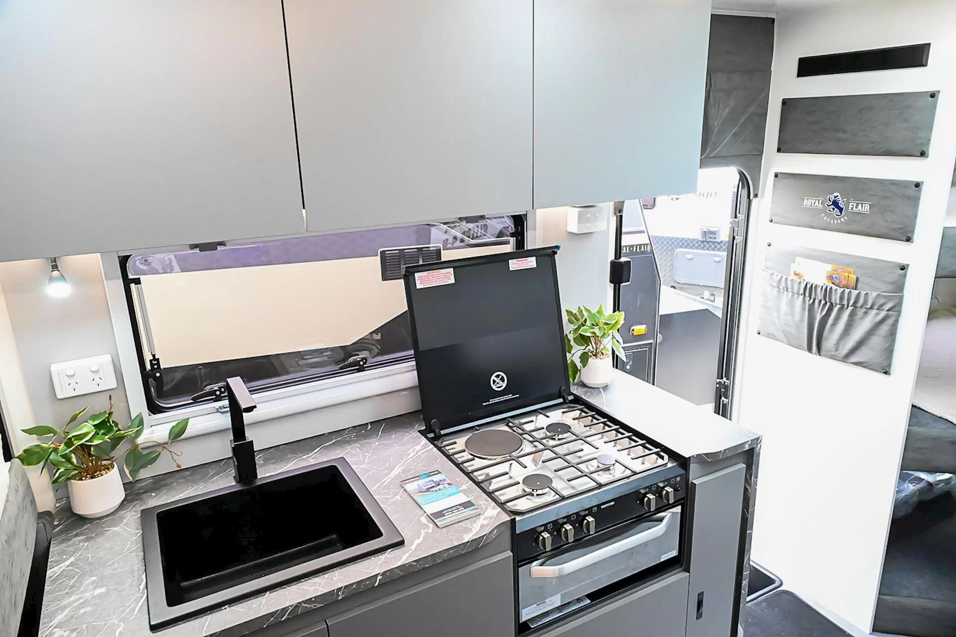 NEW 2025 ROYAL FLAIR Family Flair 19'6-2 caravan