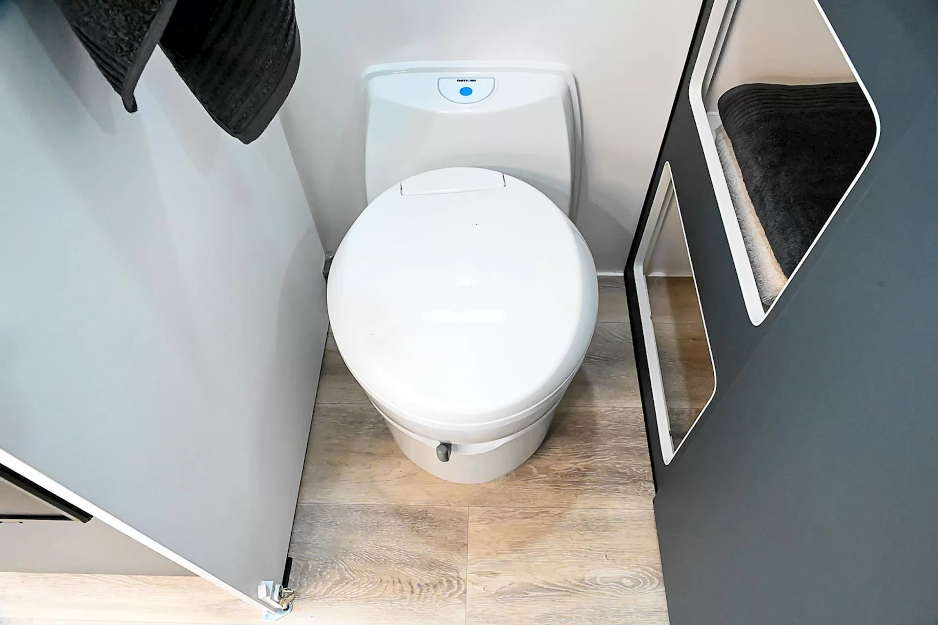 NEW 2025 ROYAL FLAIR Designer Series 17' caravan