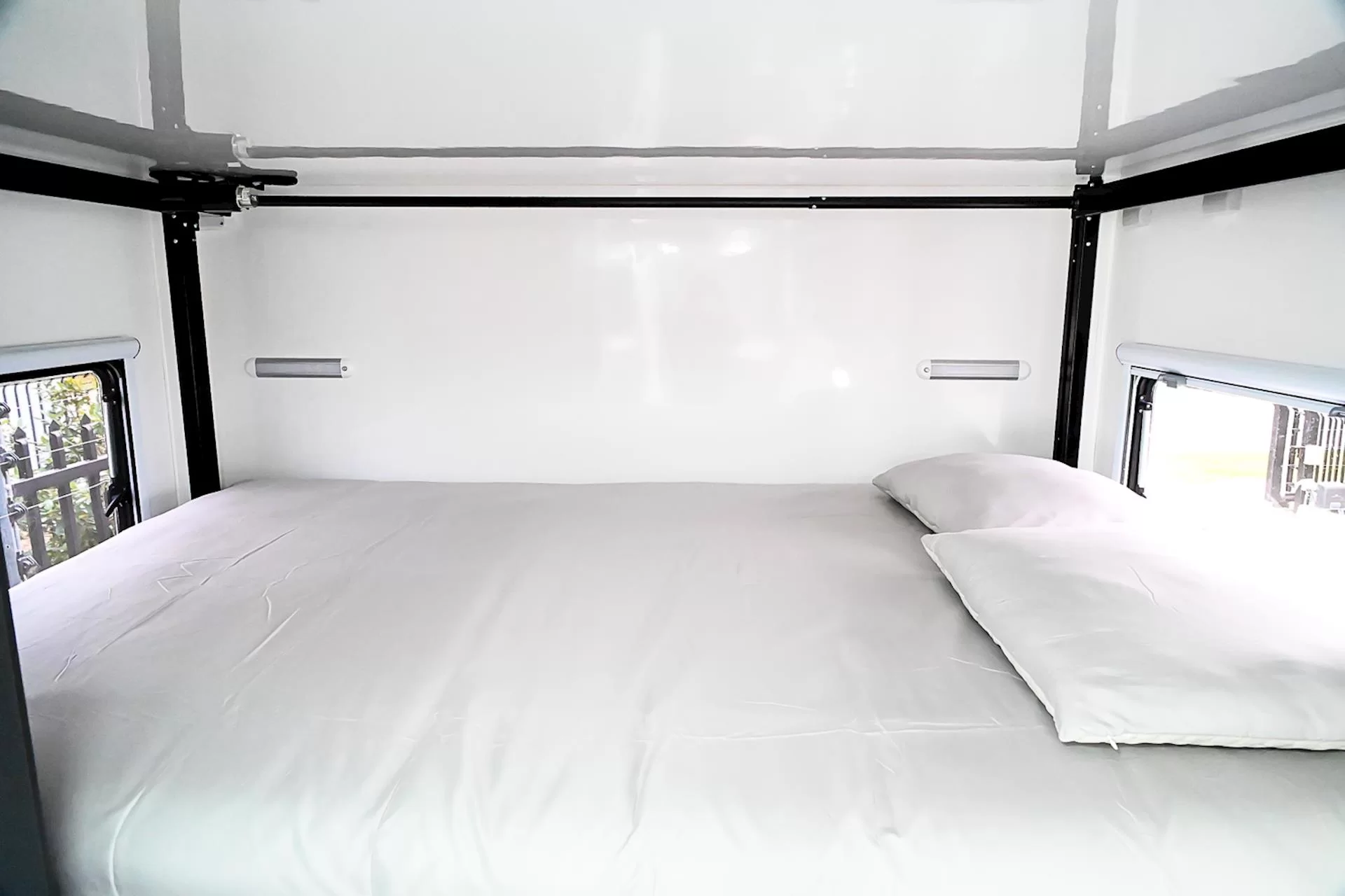 NEW 2025 ROYAL FLAIR Raptor Family 16'6-2 caravan