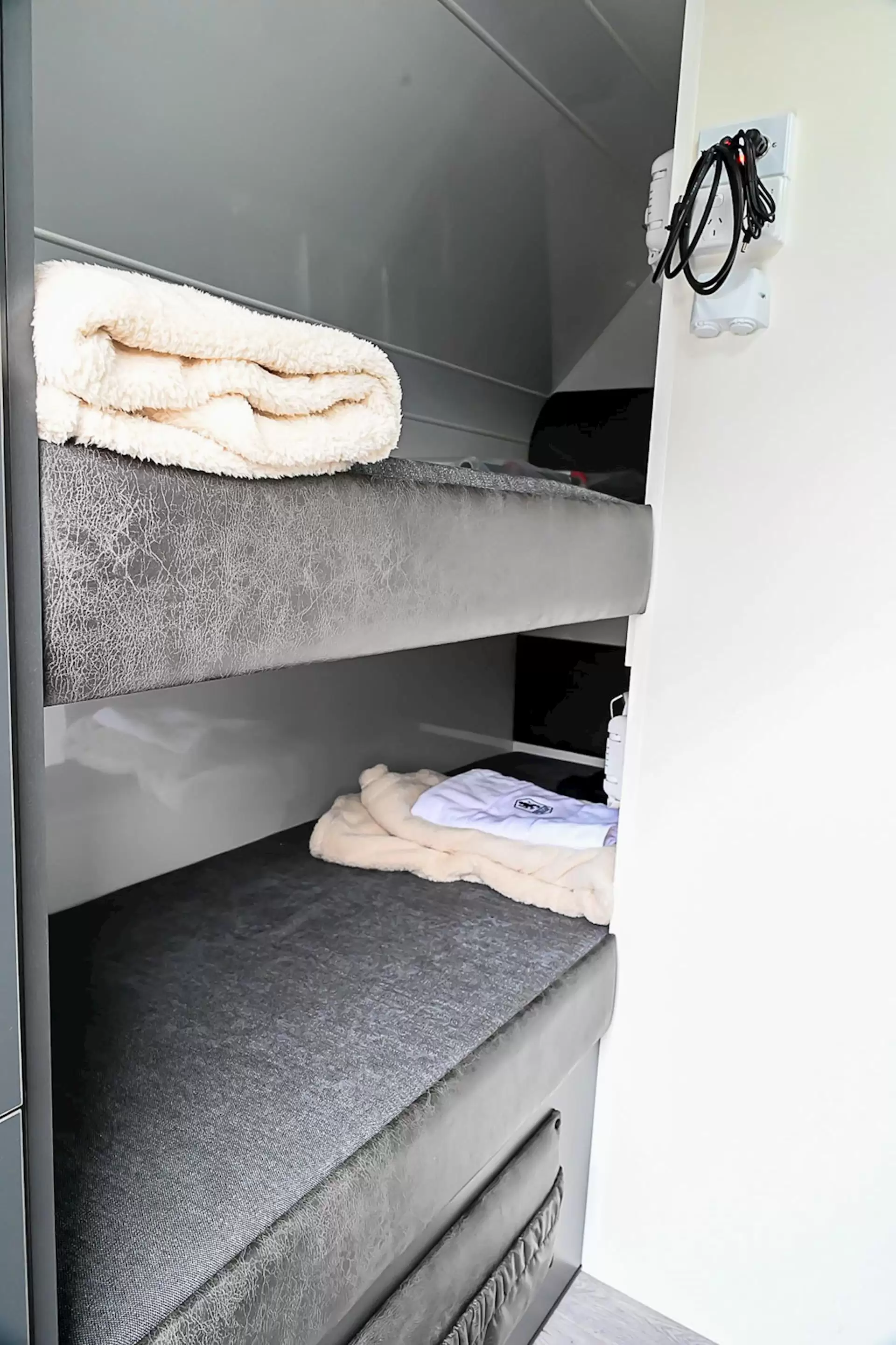 NEW 2025 ROYAL FLAIR Raptor Family 16'6-2 caravan