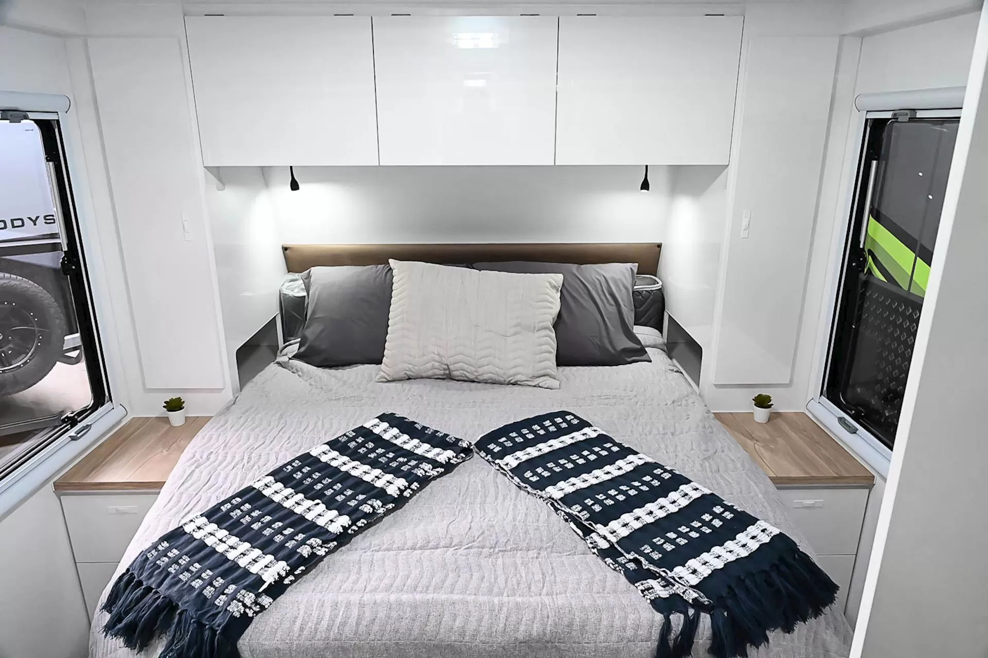 NEW 2025 ROYAL FLAIR Micron 16'6-1 caravan