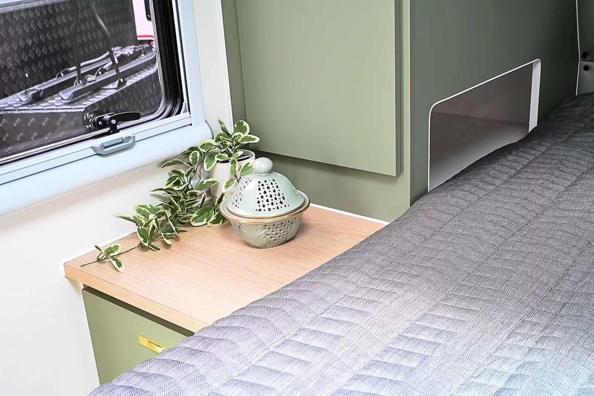 NEW 2025 ROYAL FLAIR FAMILY FLAIR 20'6-1