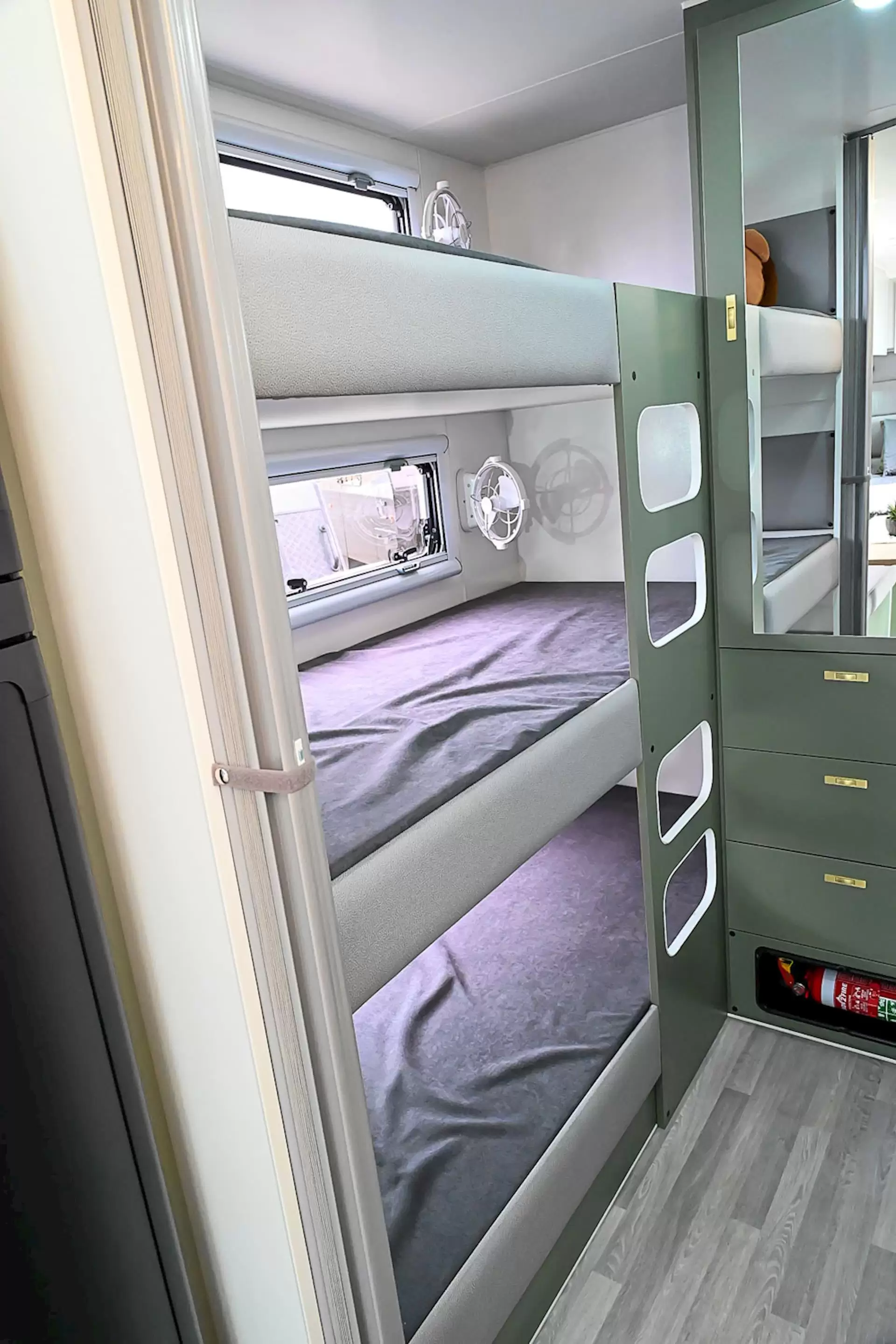 NEW 2025 ROYAL FLAIR FAMILY FLAIR 20'6-1