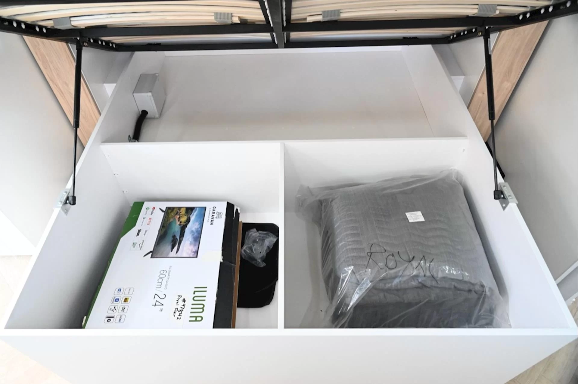 NEW 2026 ROYAL FLAIR Designer Series 19'6-1 caravan