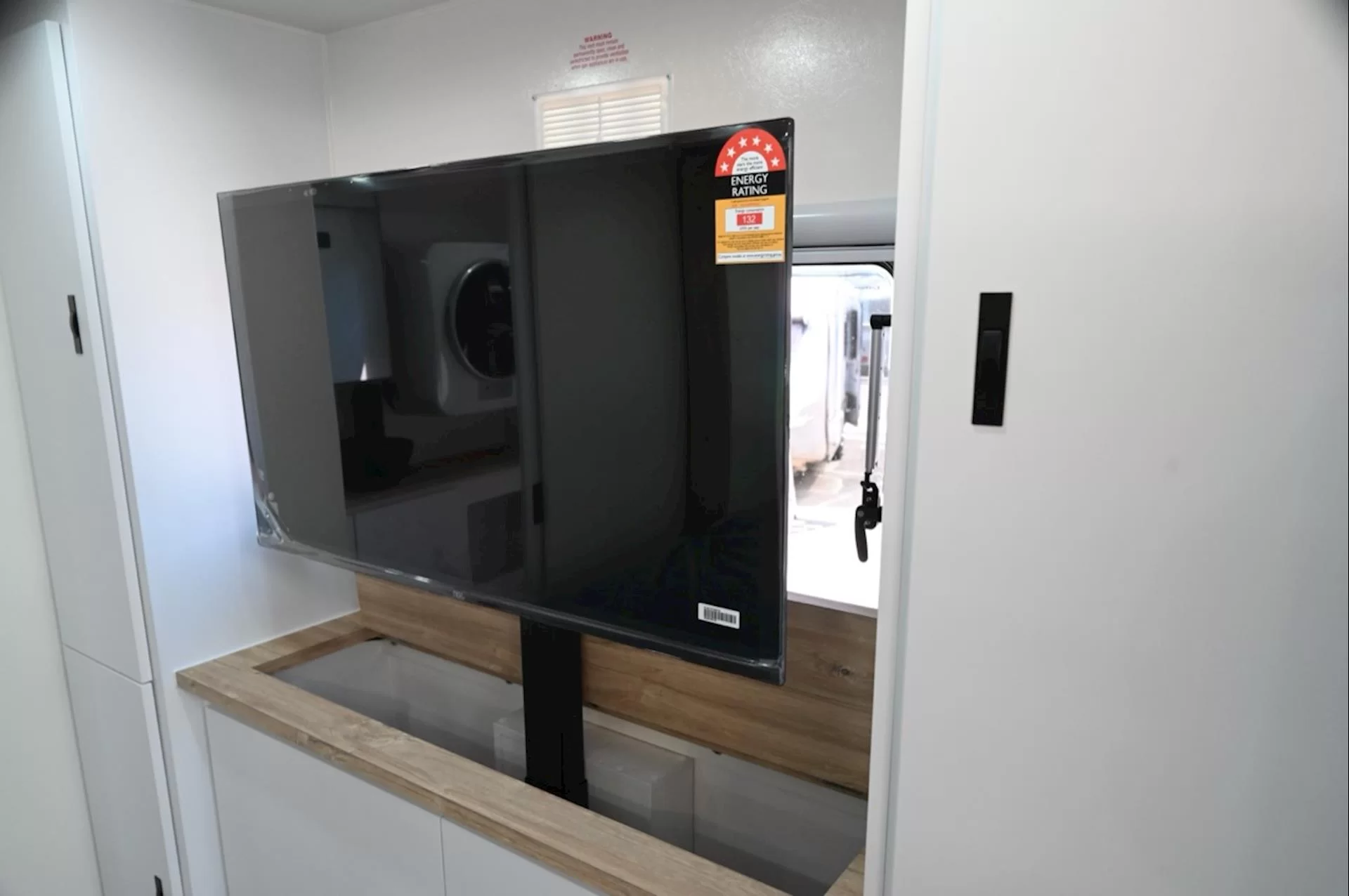 NEW 2026 ROYAL FLAIR Designer Series 19'6-1 caravan