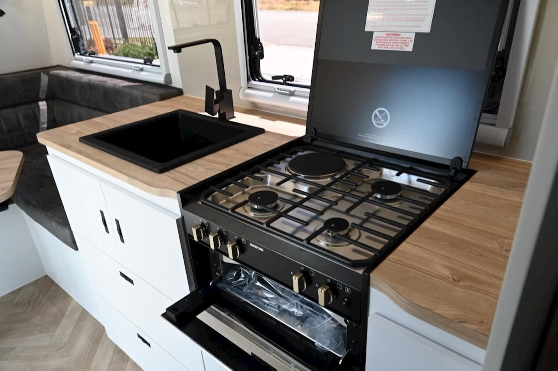 NEW 2026 ROYAL FLAIR Designer Series 19'6-1 caravan