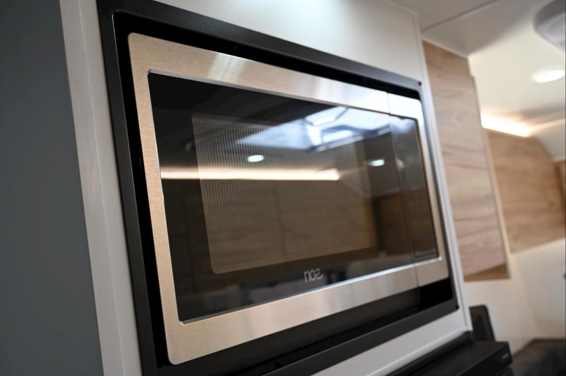 NEW 2026 ROYAL FLAIR Designer Series 19'6-1 caravan