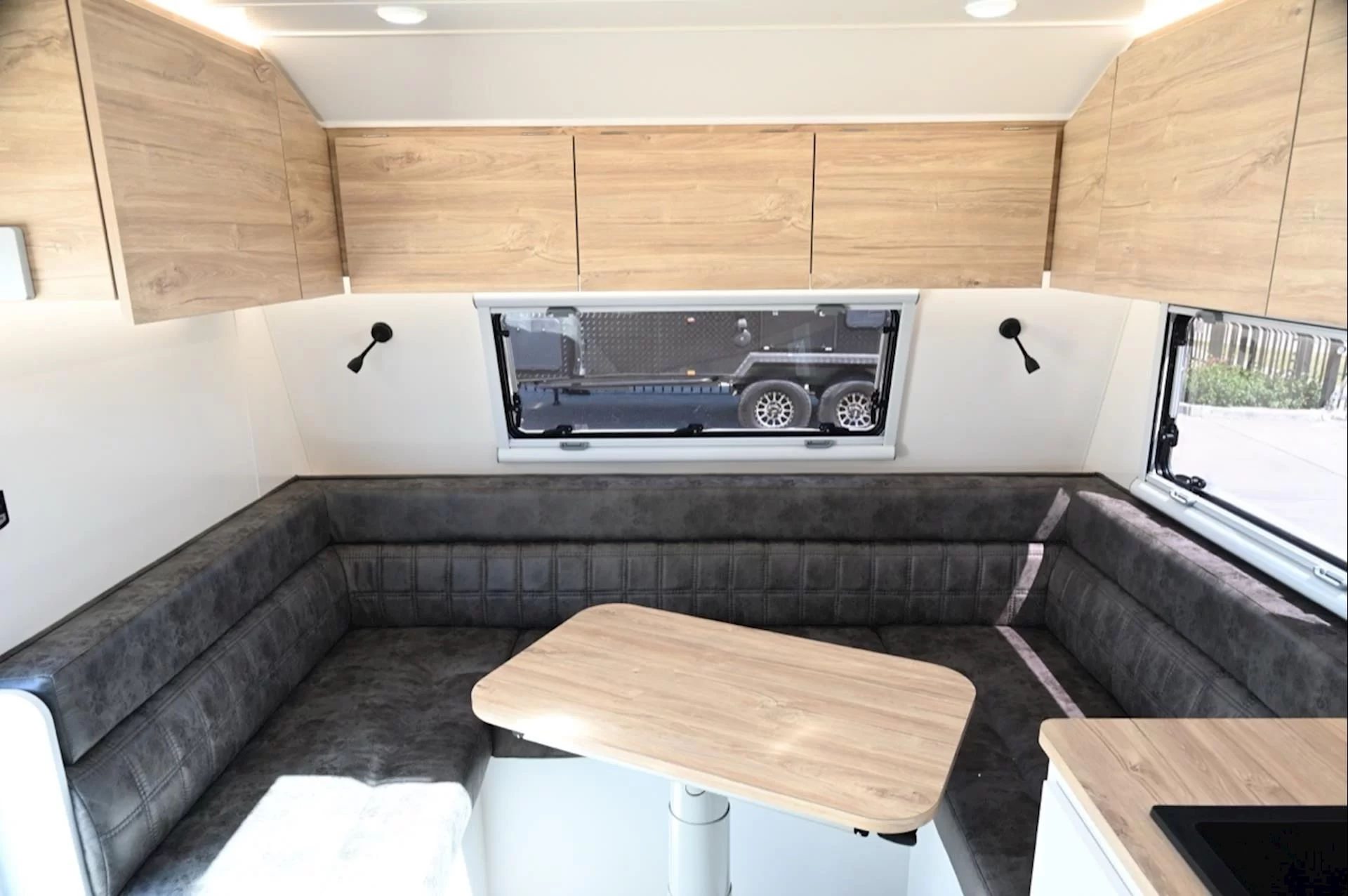 NEW 2026 ROYAL FLAIR Designer Series 19'6-1 caravan