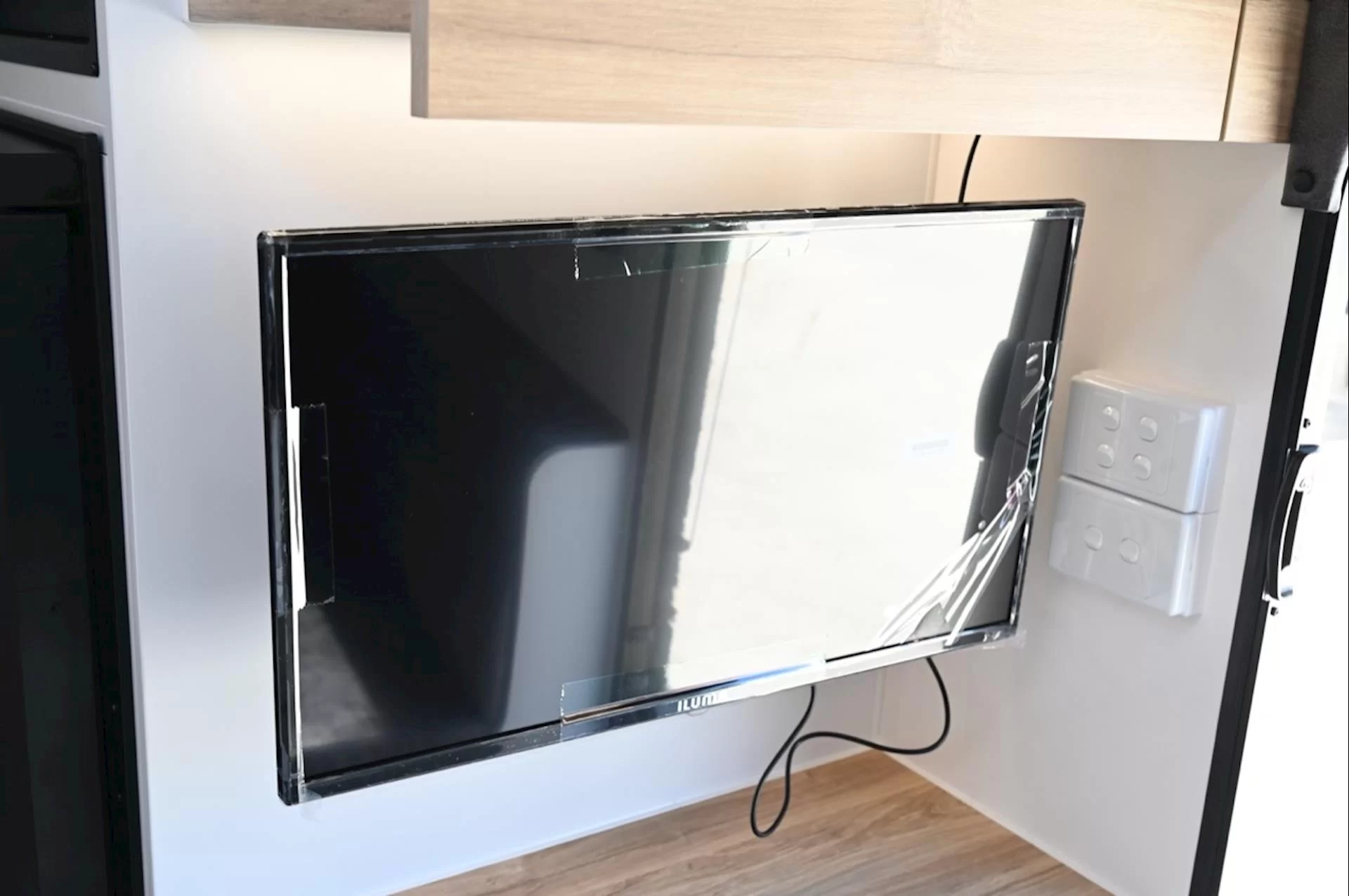 NEW 2026 ROYAL FLAIR Designer Series 19'6-1 caravan