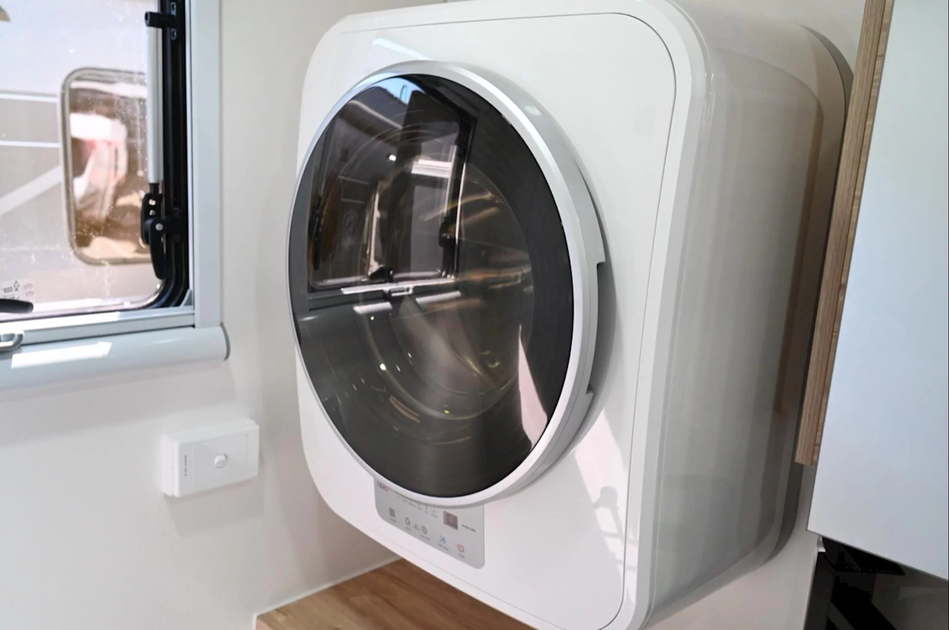 NEW 2026 ROYAL FLAIR Designer Series 19'6-1 caravan