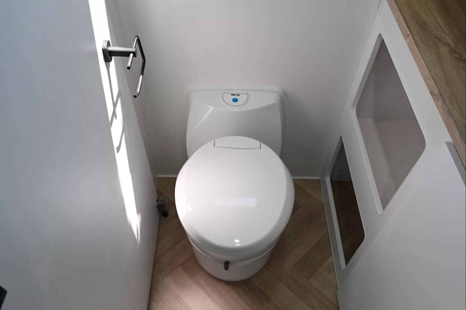 NEW 2026 ROYAL FLAIR Designer Series 19'6-1 caravan