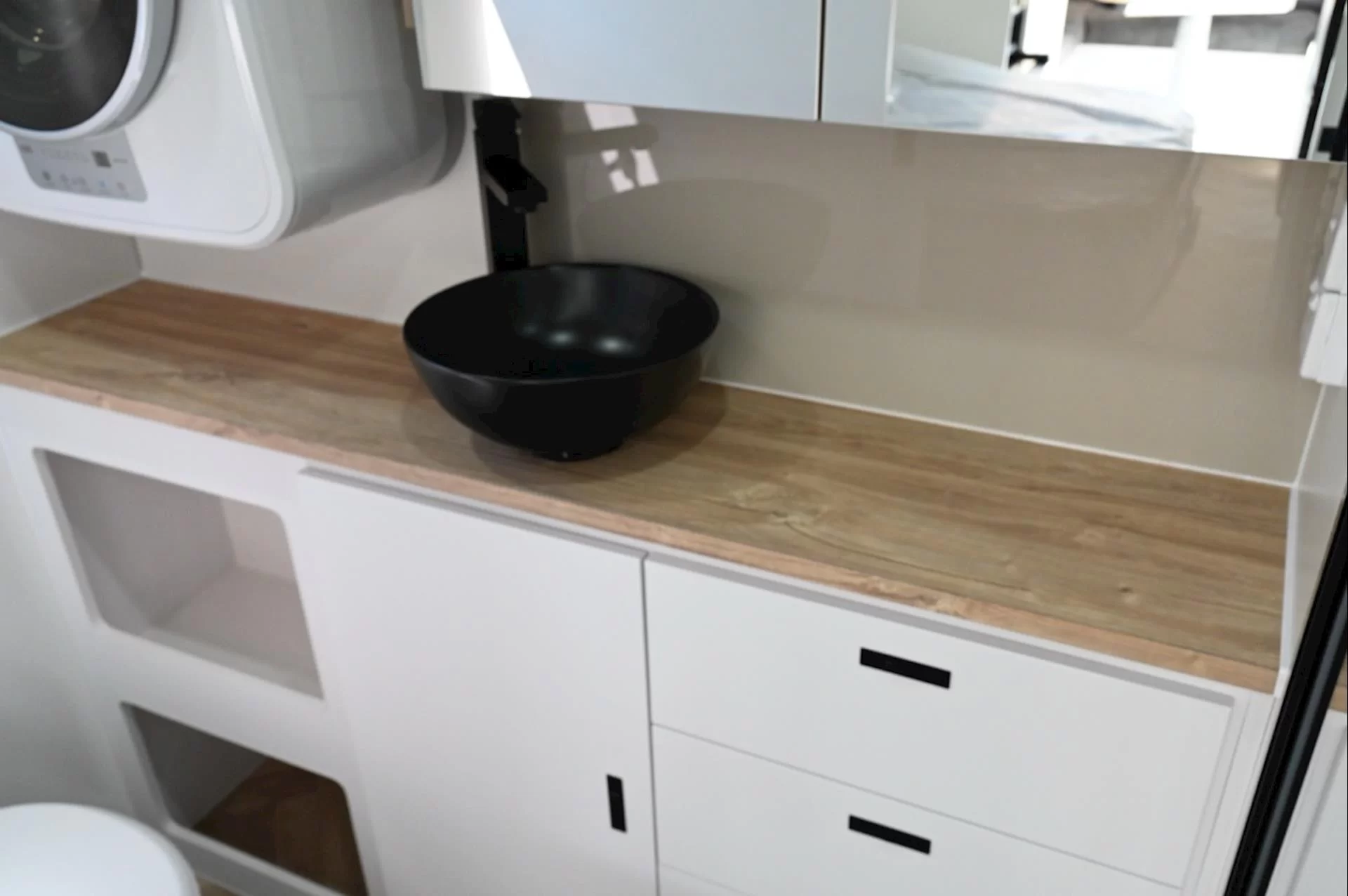 NEW 2026 ROYAL FLAIR Designer Series 19'6-1 caravan