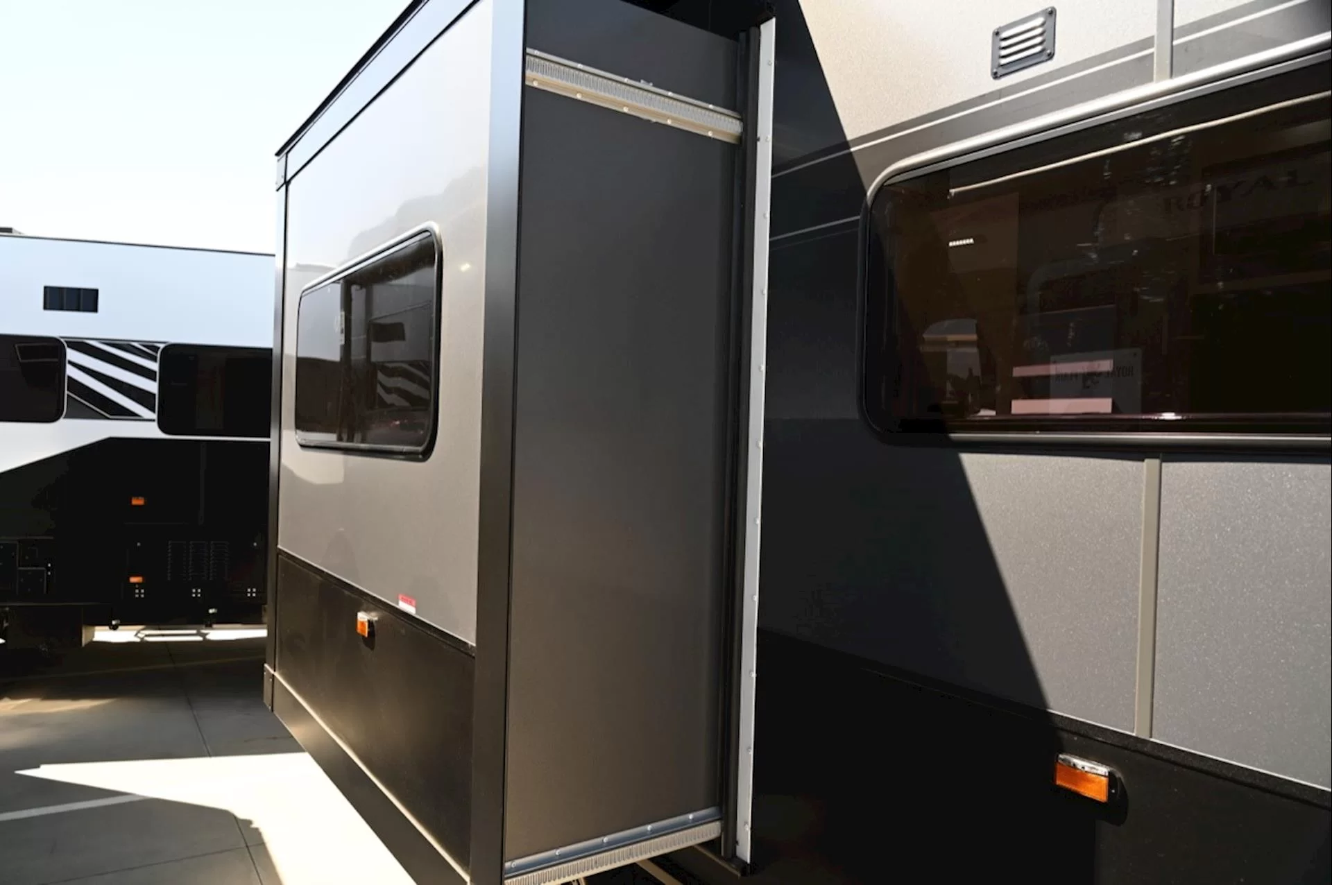 NEW 2026 ROYAL FLAIR Designer Series 19'6-1 caravan