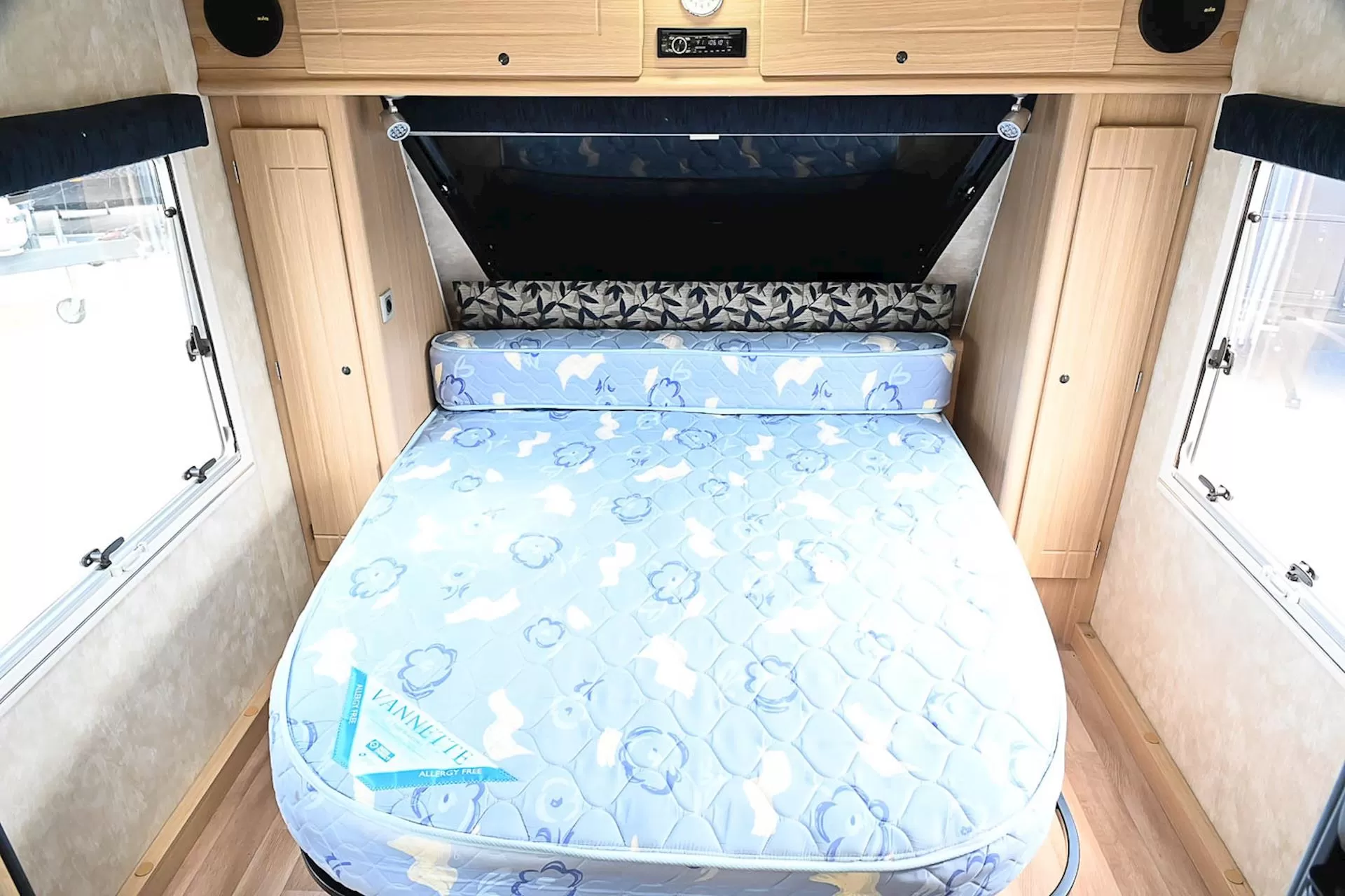 USED 2012 JURGENS SKYGAZER caravan