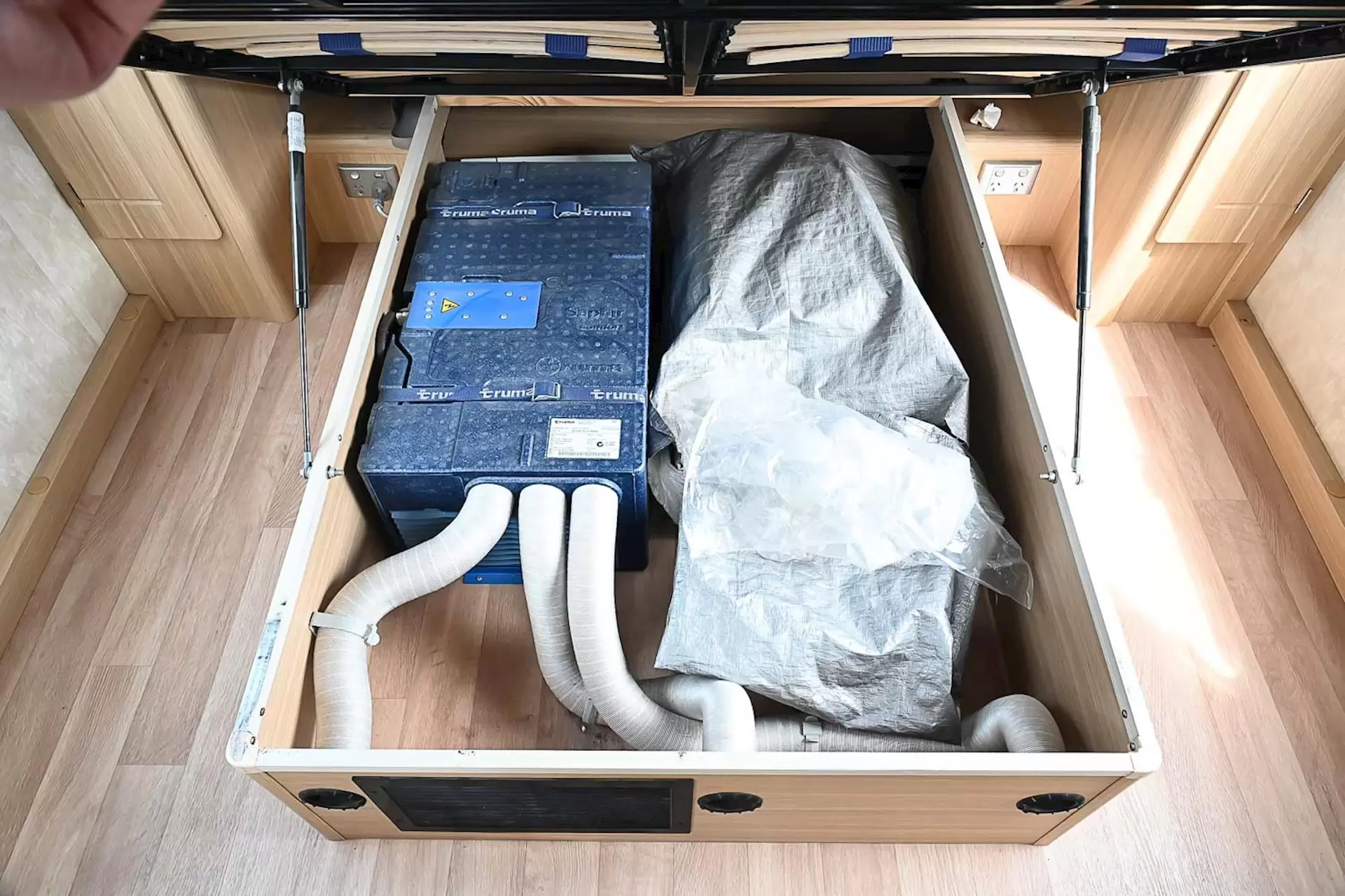 USED 2012 JURGENS SKYGAZER caravan