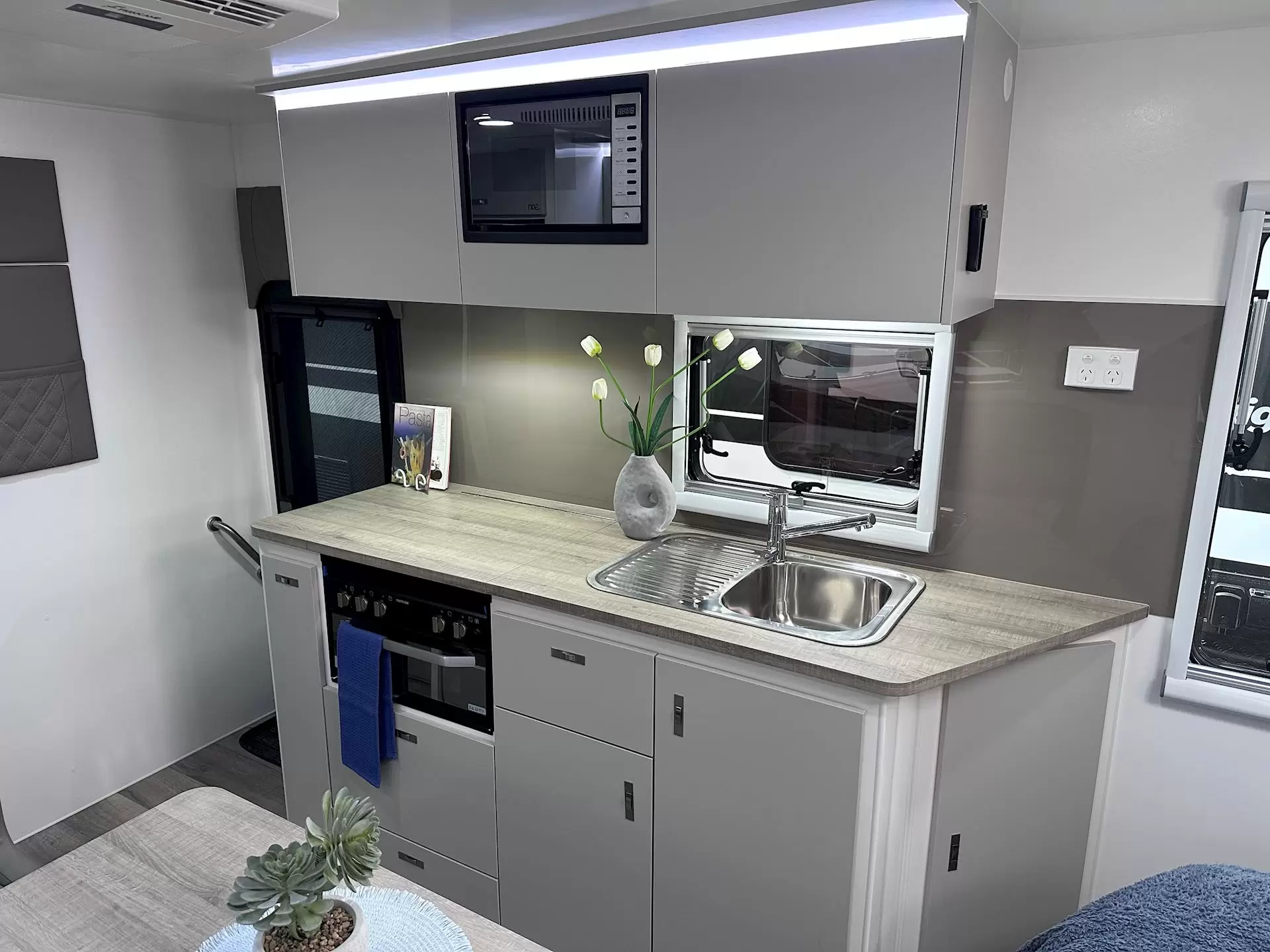 NEW 2025 DESIGN RV ODYSSEY 186R