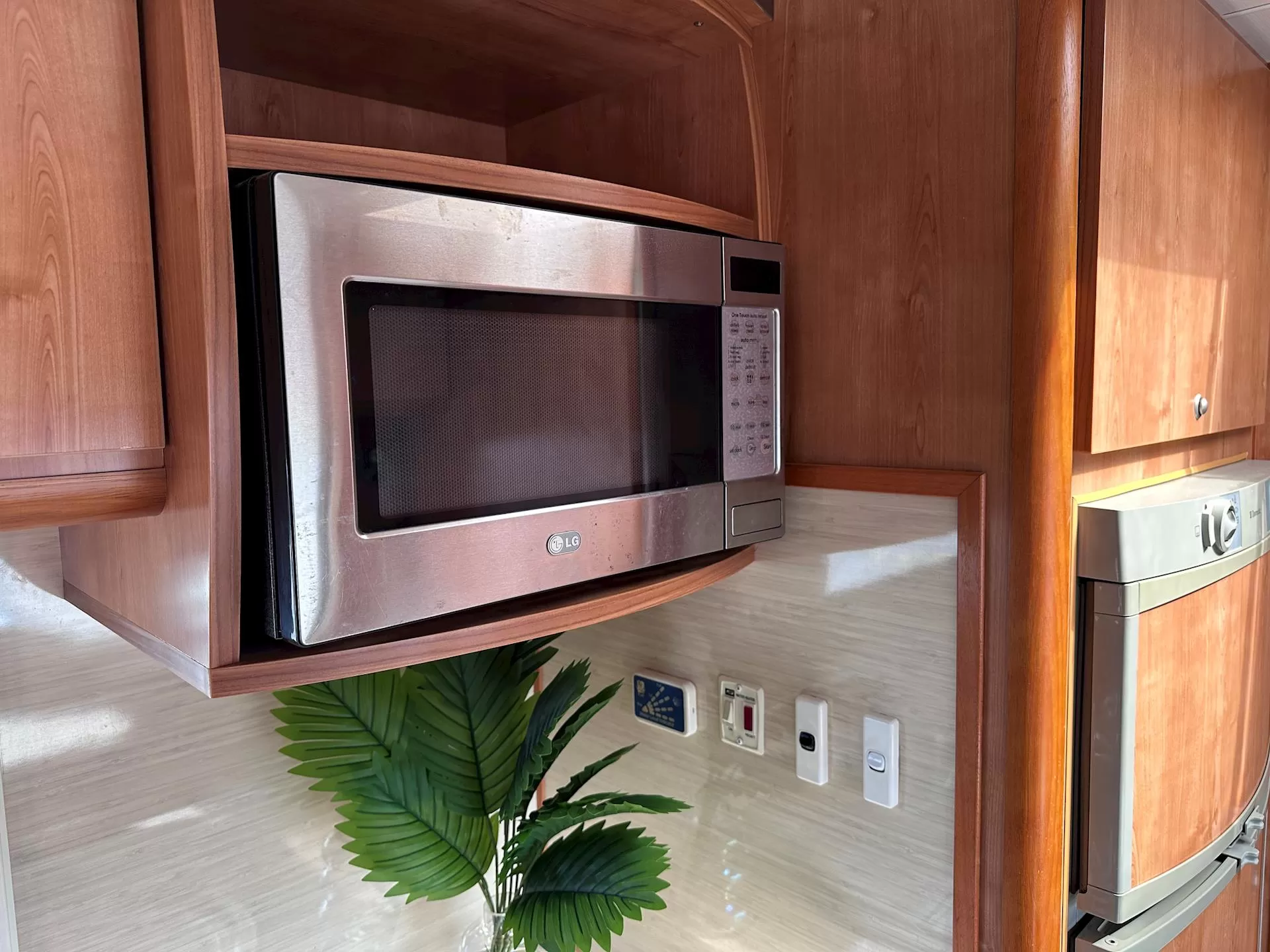 USED 2009 LOTUS Uptown 21'