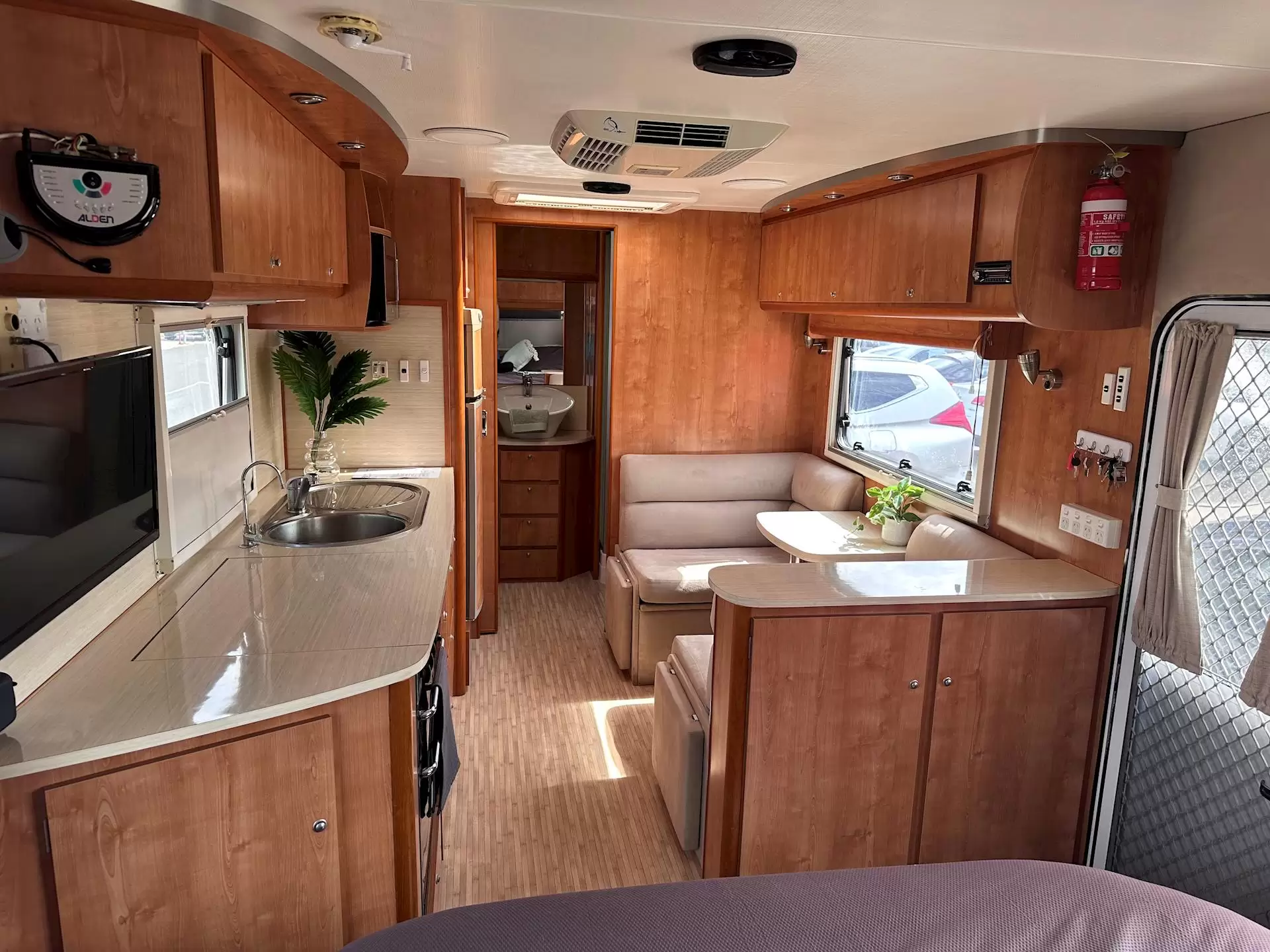 USED 2009 LOTUS Uptown 21'