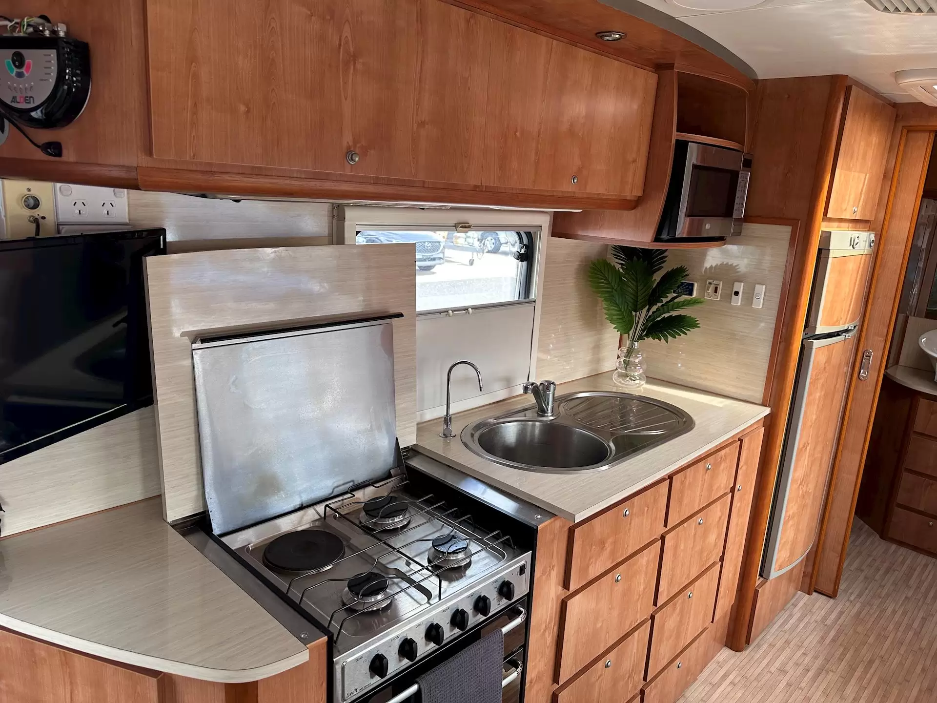 USED 2009 LOTUS Uptown 21'
