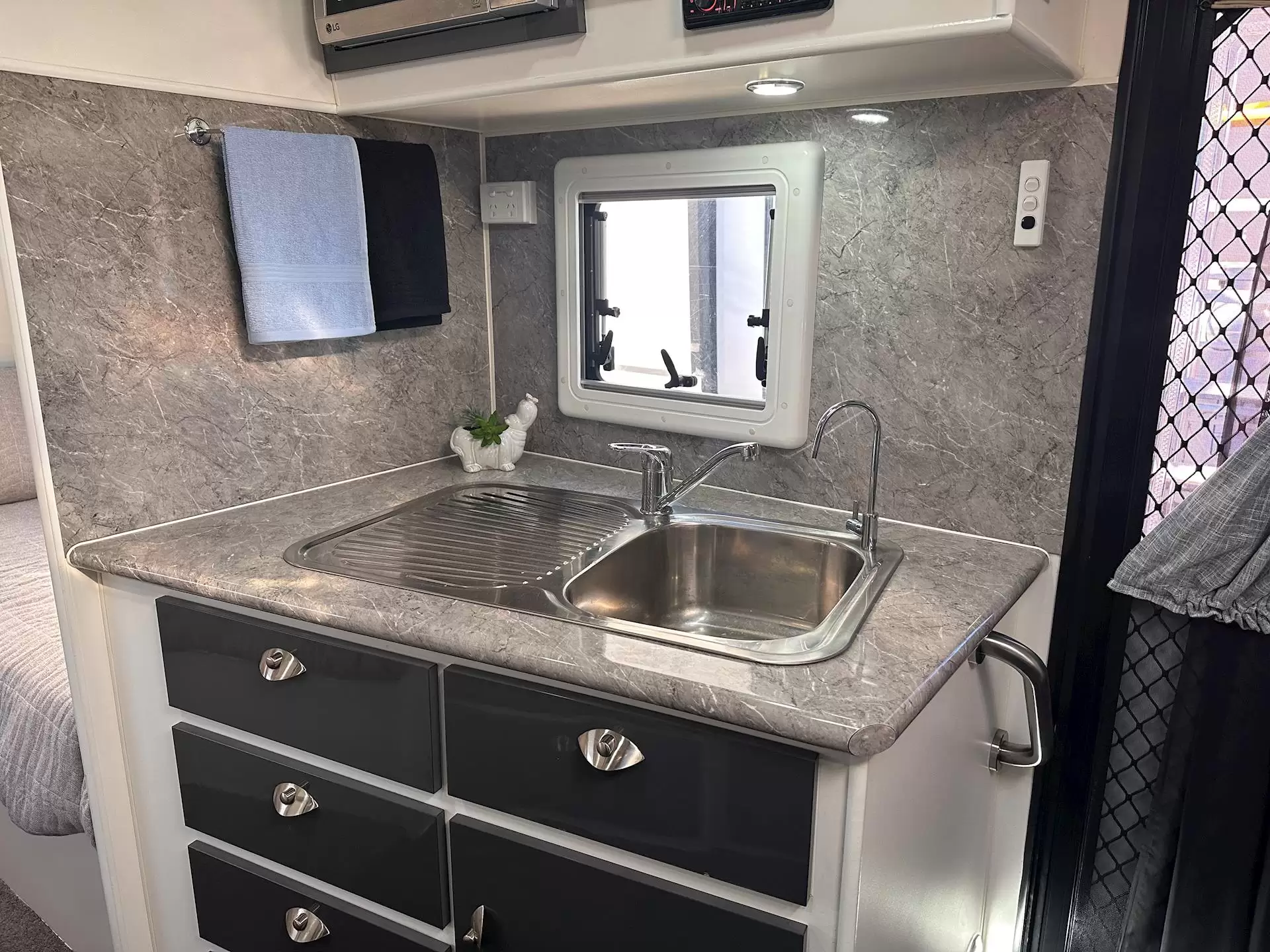 USED 2016 OPAL SOUTHERN EXPLORER