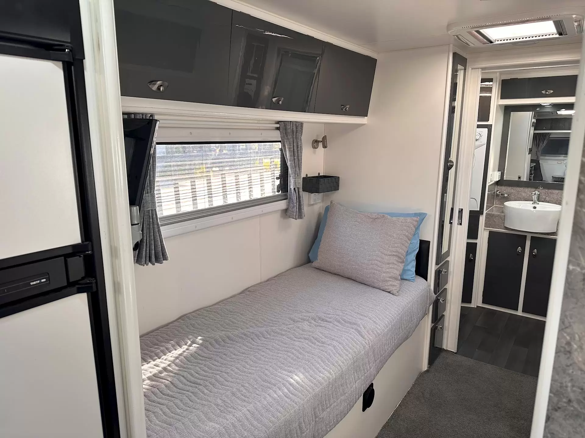 USED 2016 OPAL SOUTHERN EXPLORER