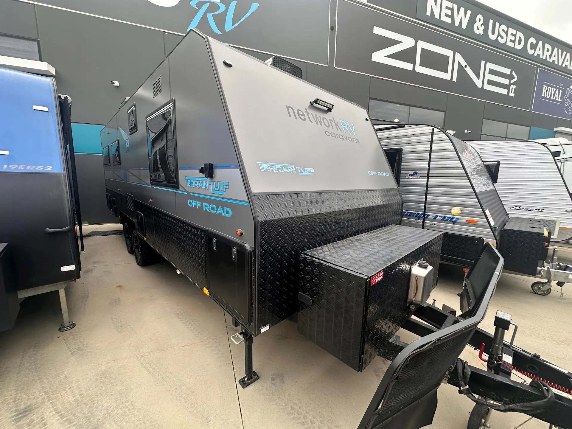 USED NETWORK RV 23'REAR CLUB