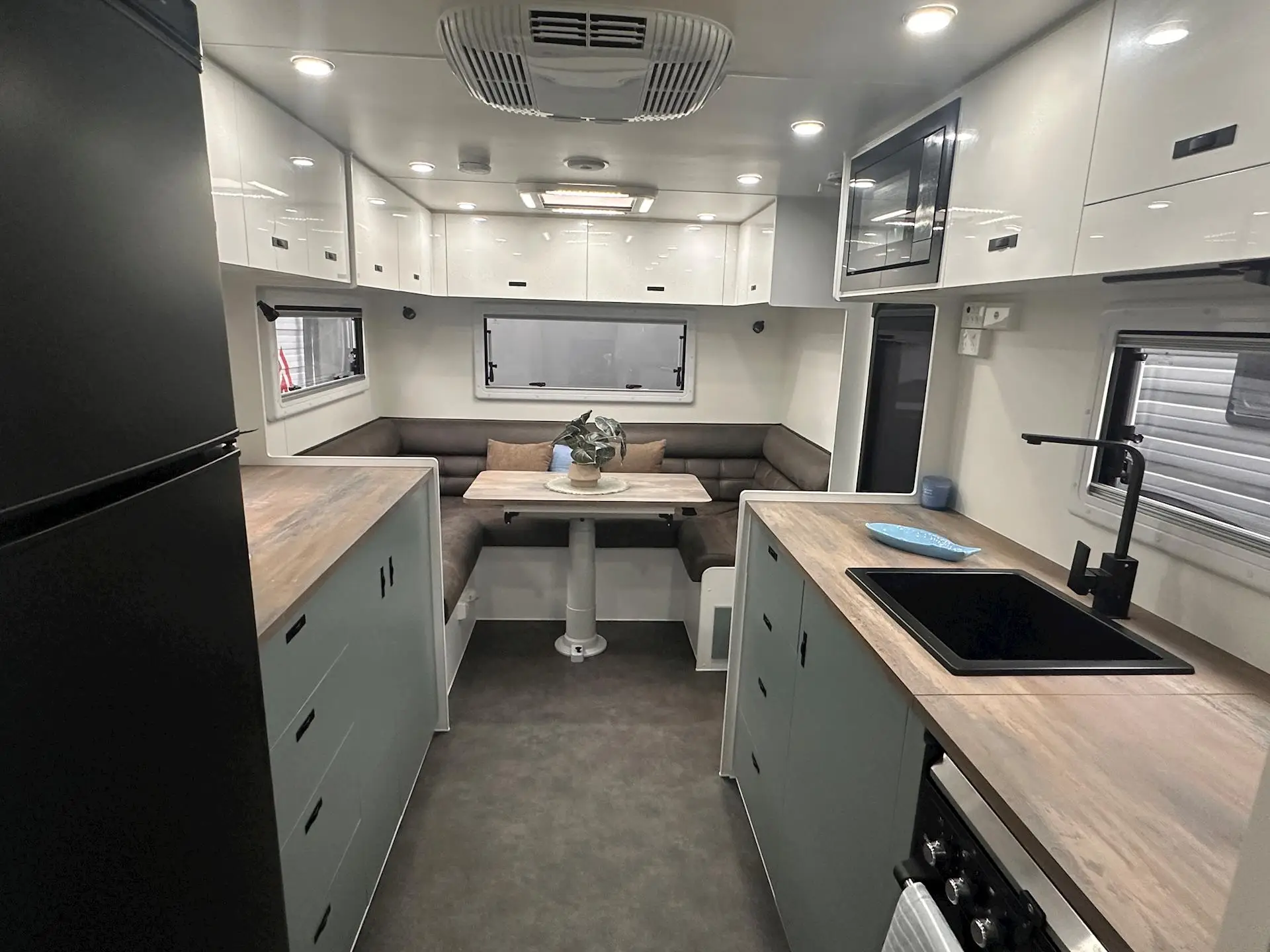 USED NETWORK RV 23'REAR CLUB