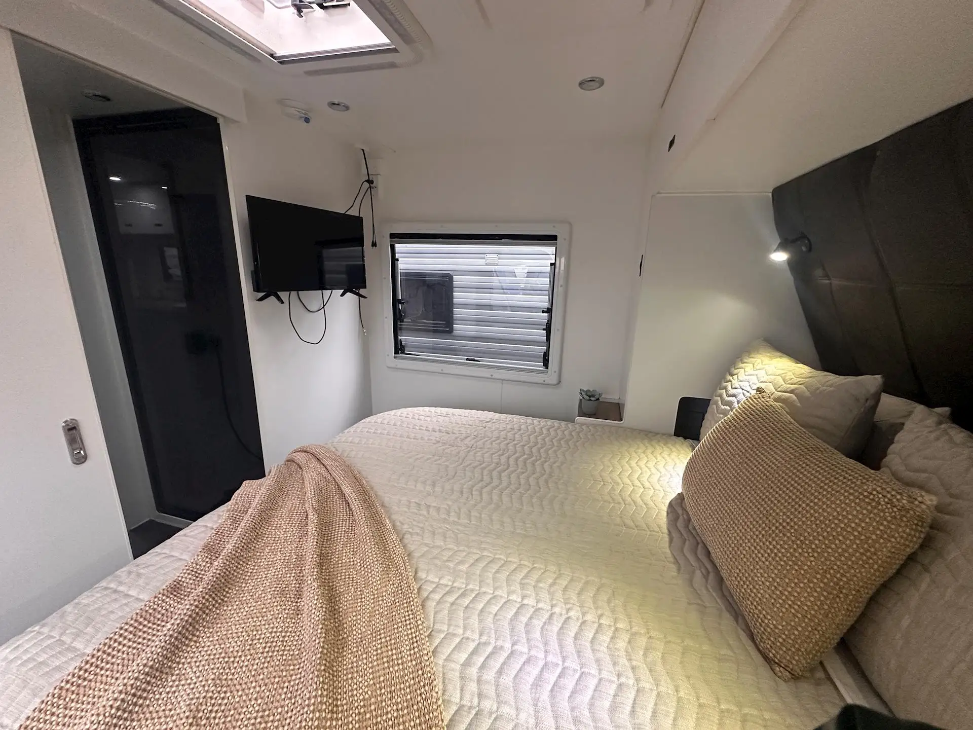 USED  NETWORK RV 23'REAR CLUB