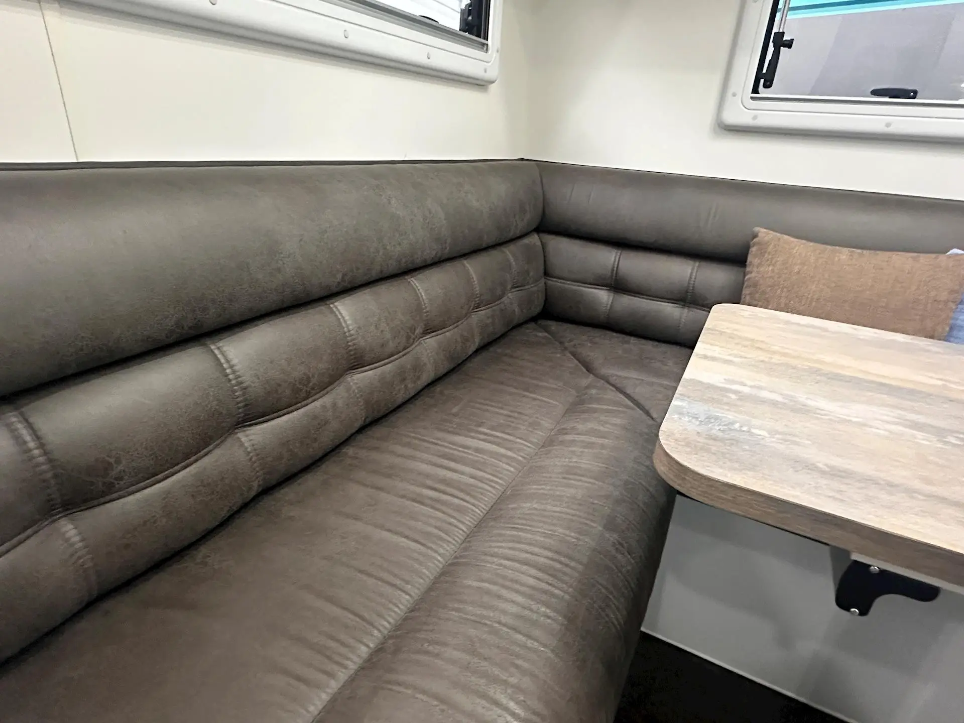 USED NETWORK RV 23'REAR CLUB