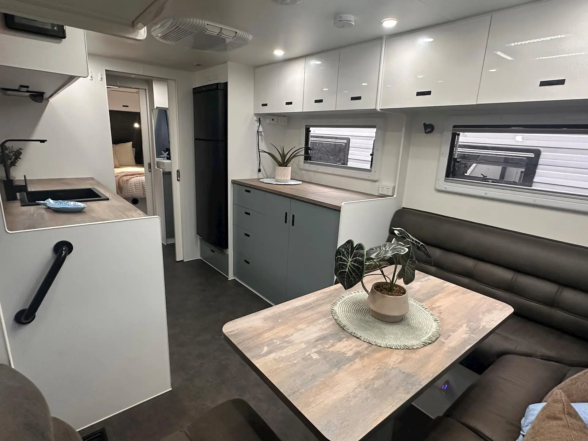 USED NETWORK RV 23'REAR CLUB