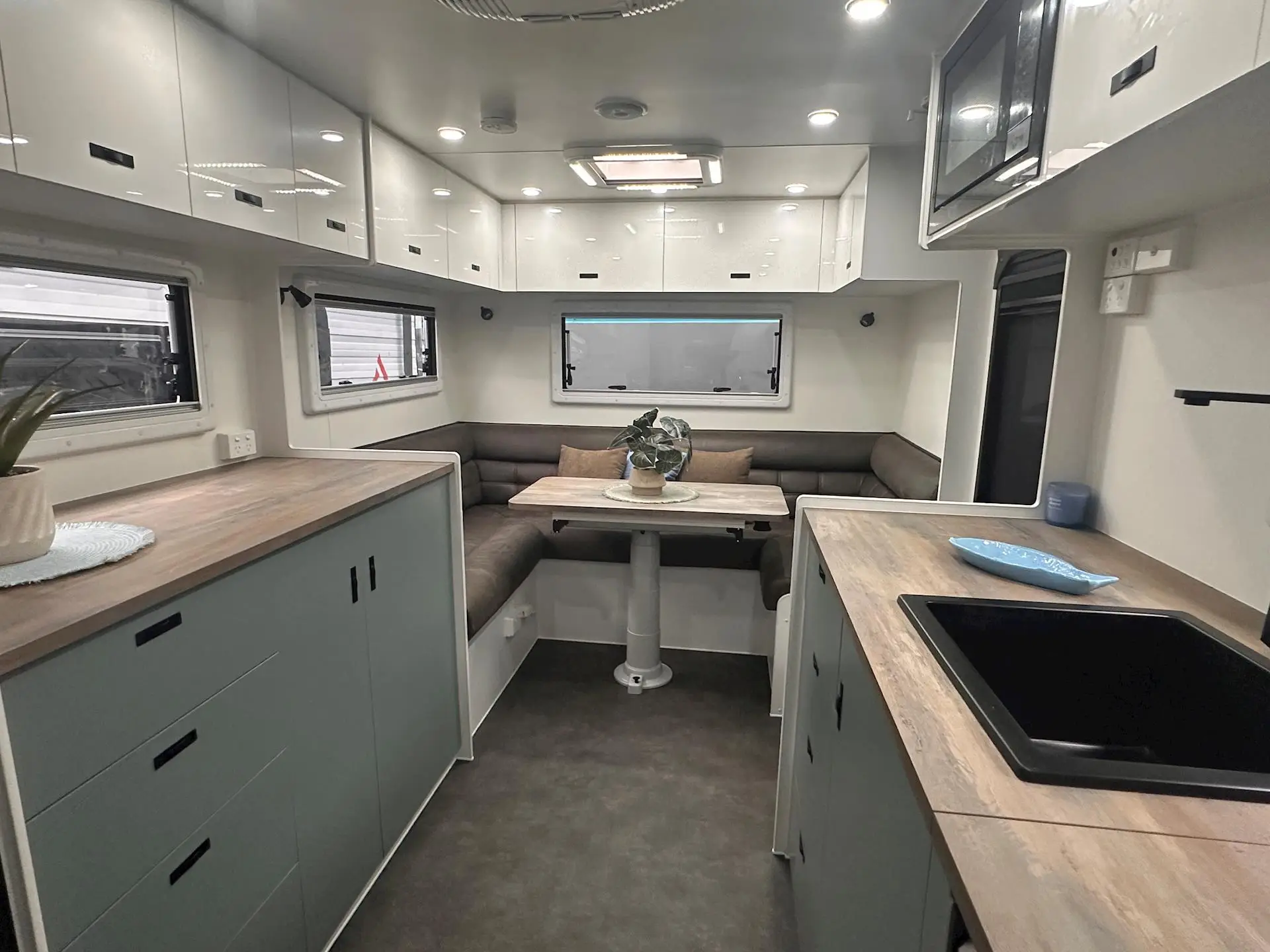 USED NETWORK RV 23'REAR CLUB