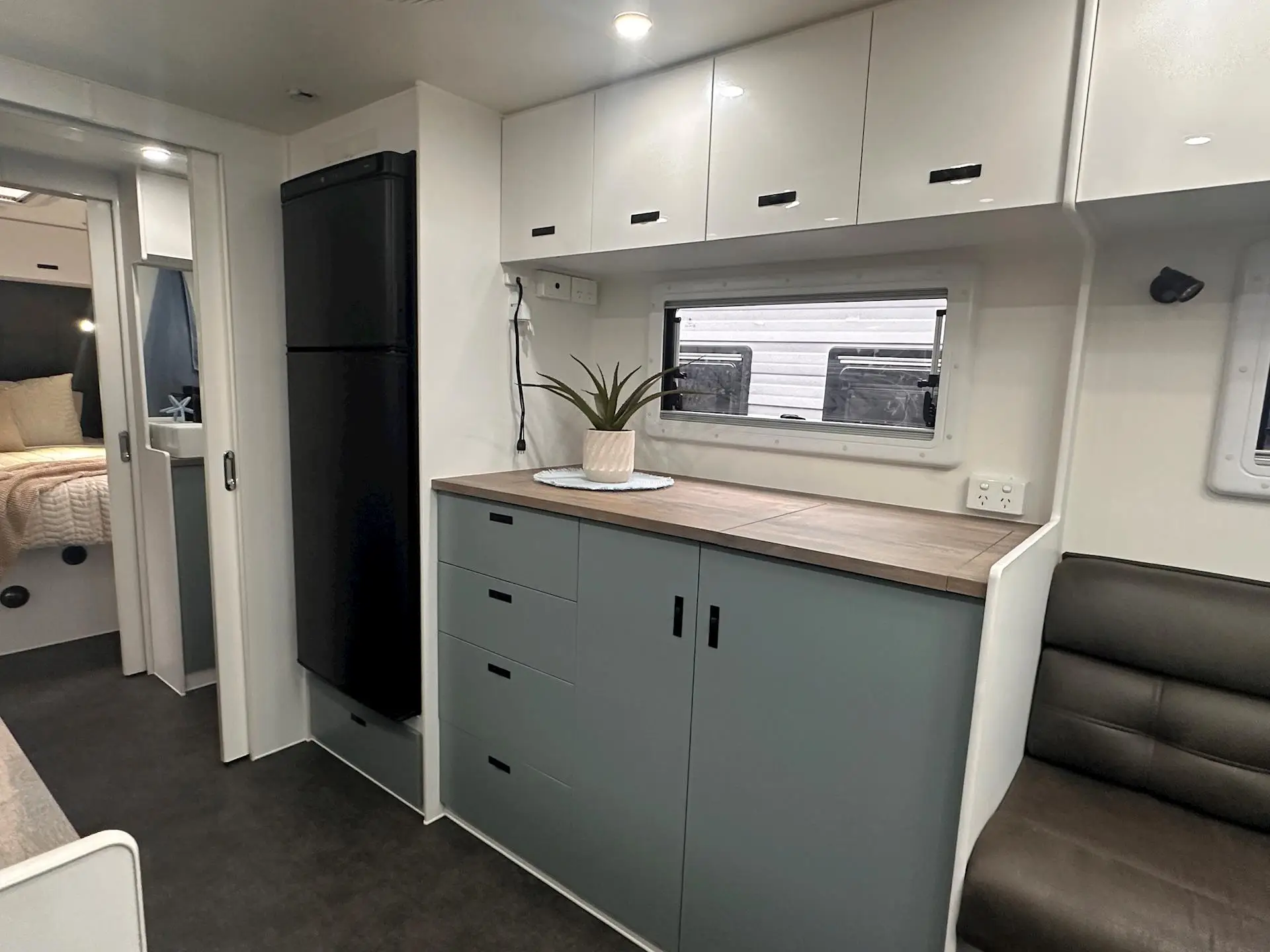 USED NETWORK RV 23'REAR CLUB
