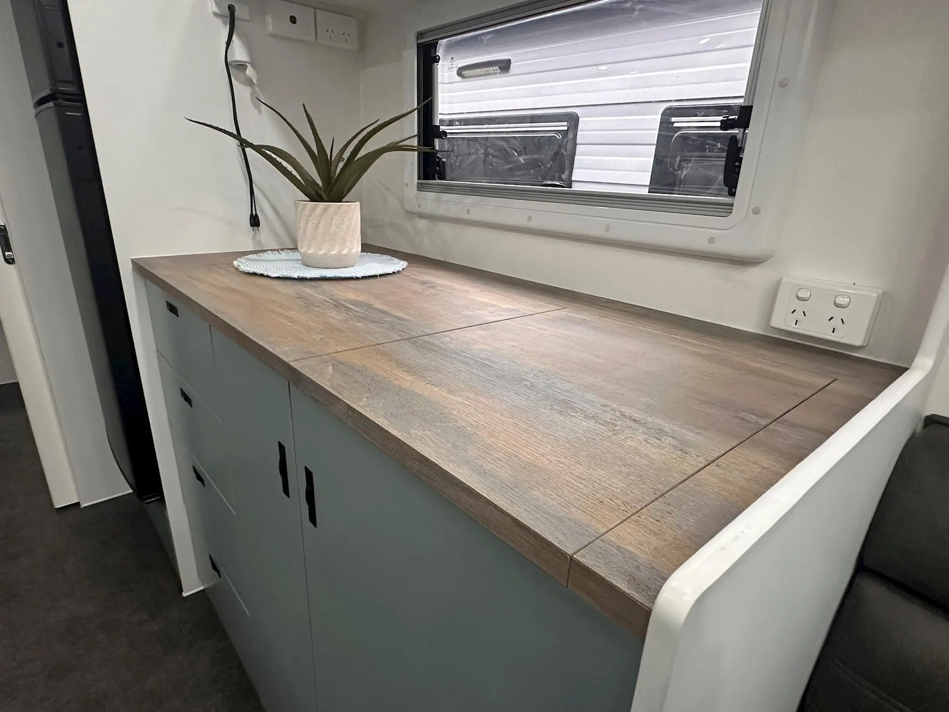 USED NETWORK RV 23'REAR CLUB