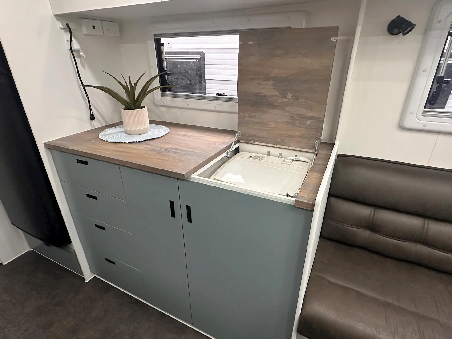 USED NETWORK RV 23'REAR CLUB