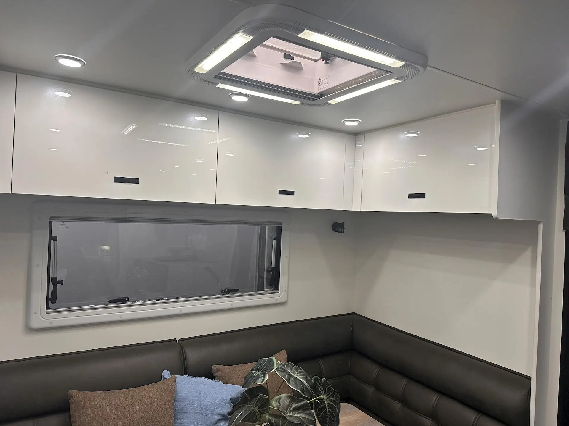 USED  NETWORK RV 23'REAR CLUB