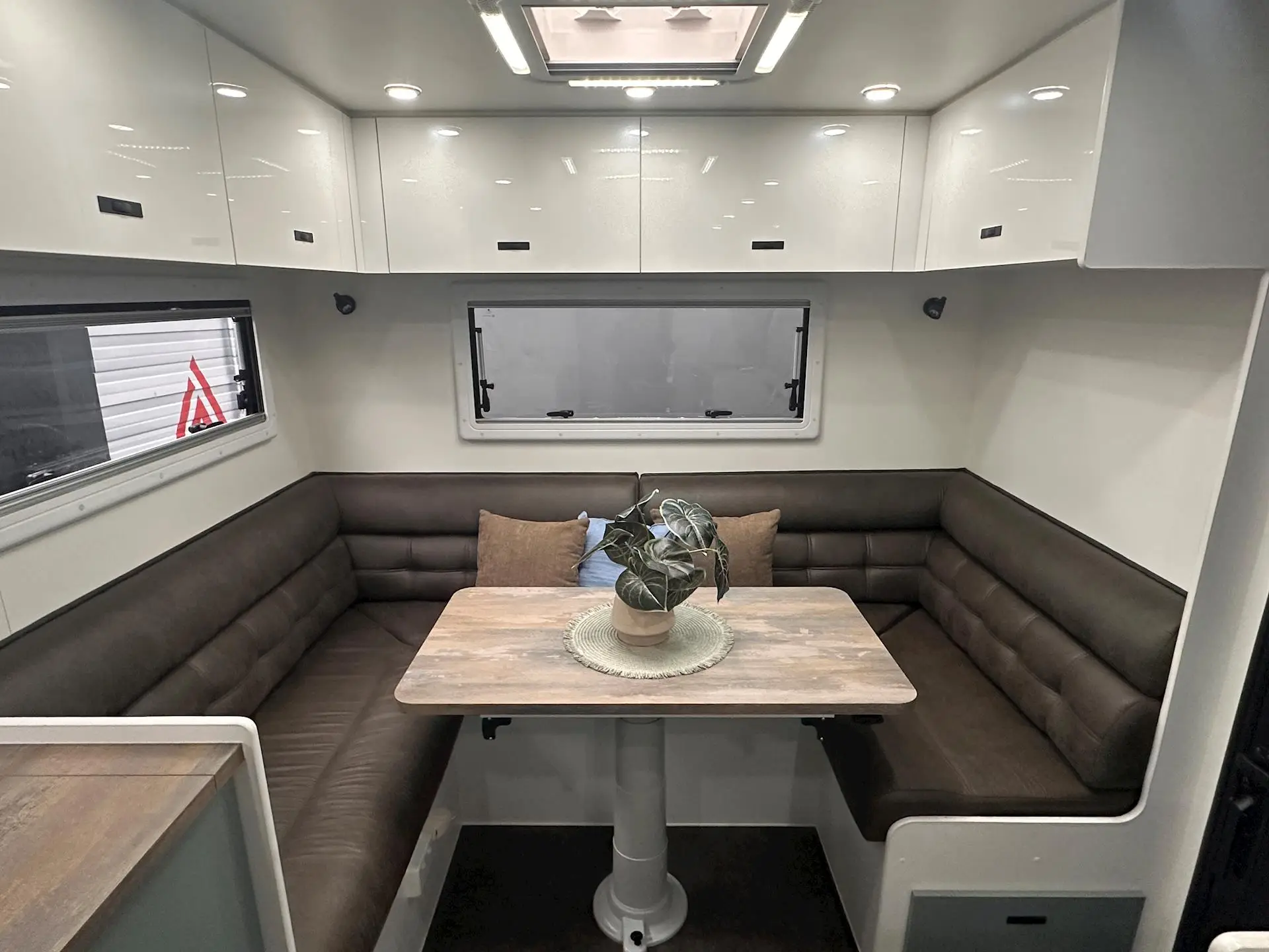 USED NETWORK RV 23'REAR CLUB