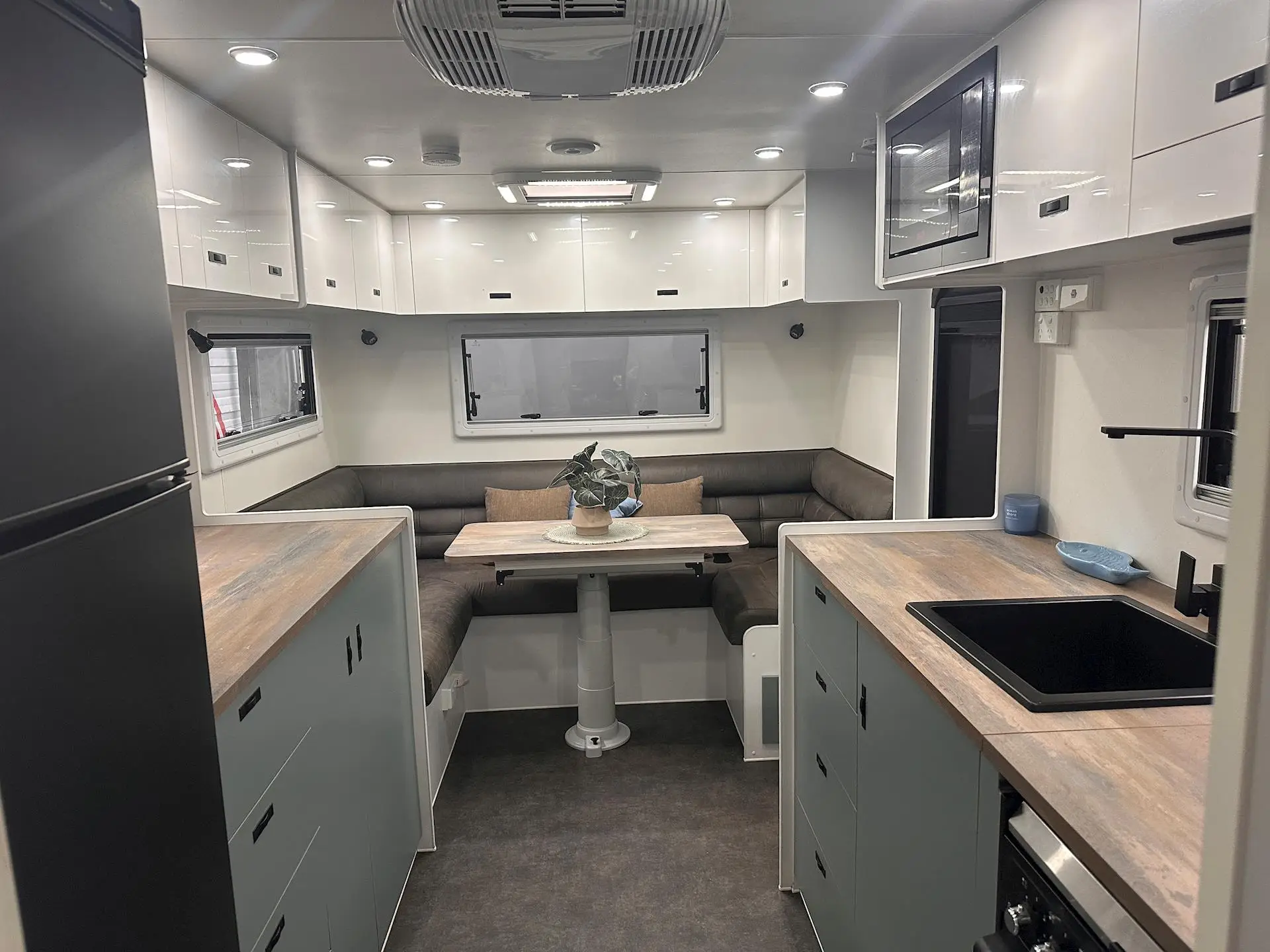 USED  NETWORK RV 23'REAR CLUB