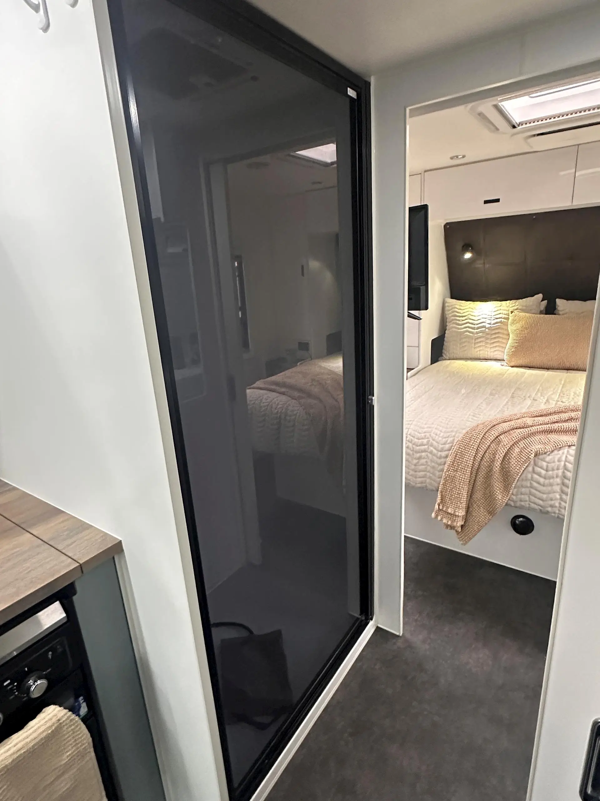 USED NETWORK RV 23'REAR CLUB
