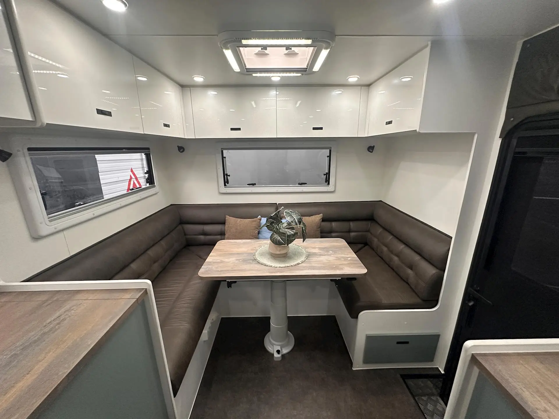 USED  NETWORK RV 23'REAR CLUB