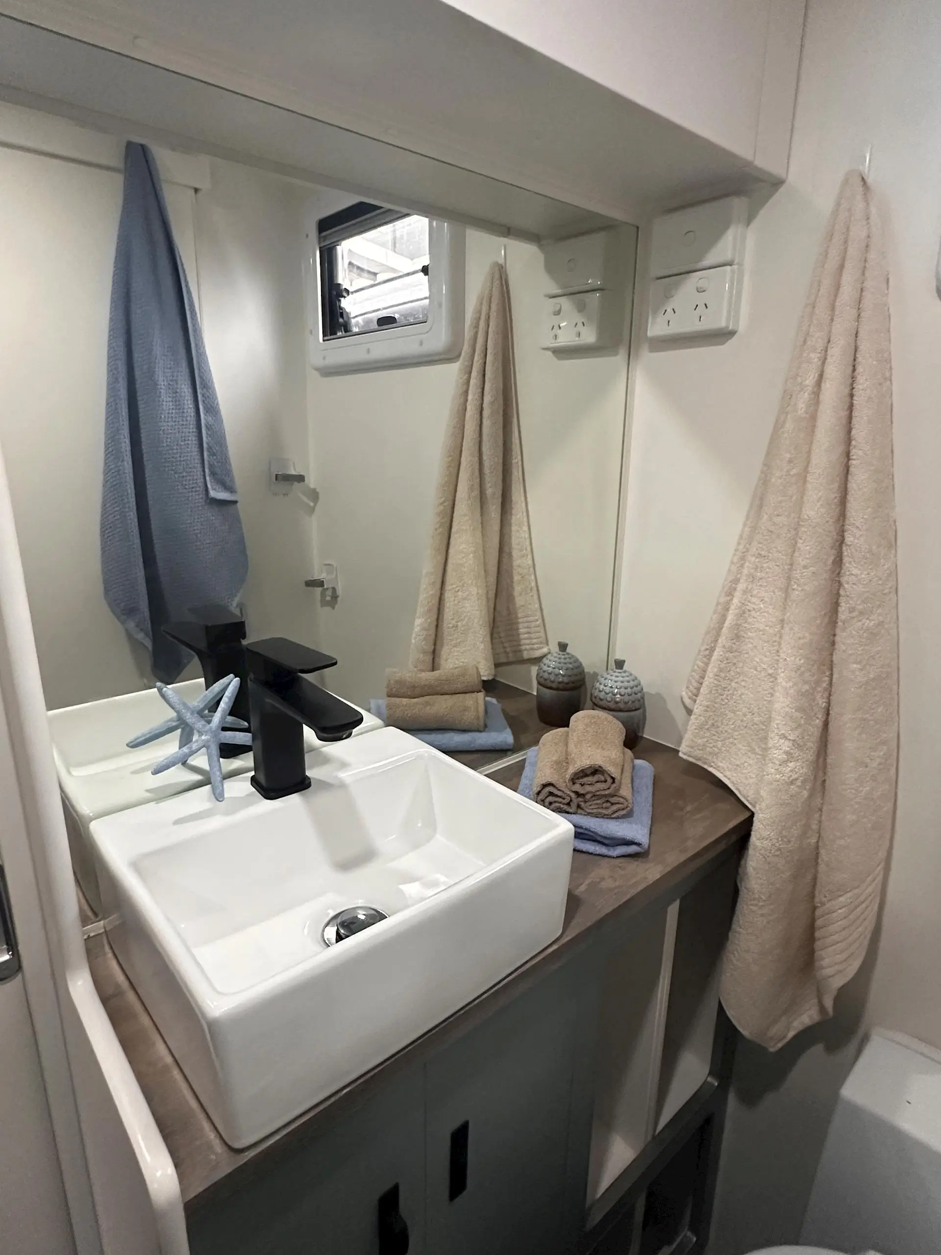 USED  NETWORK RV 23'REAR CLUB