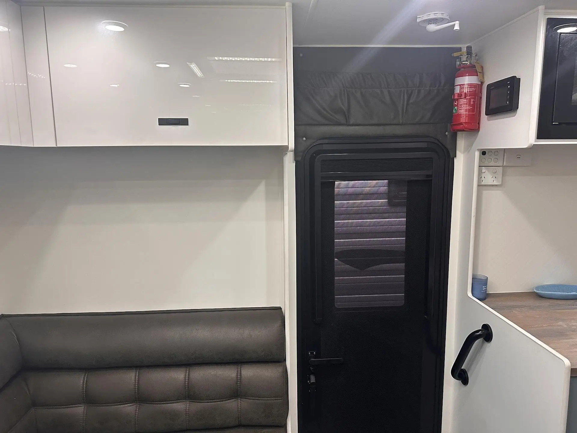 USED  NETWORK RV 23'REAR CLUB