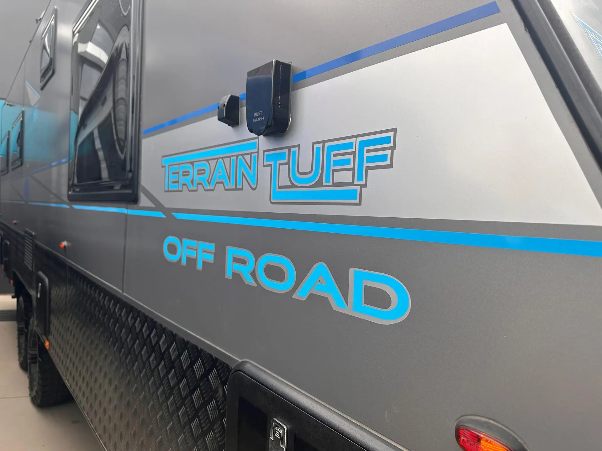 USED NETWORK RV 23'REAR CLUB